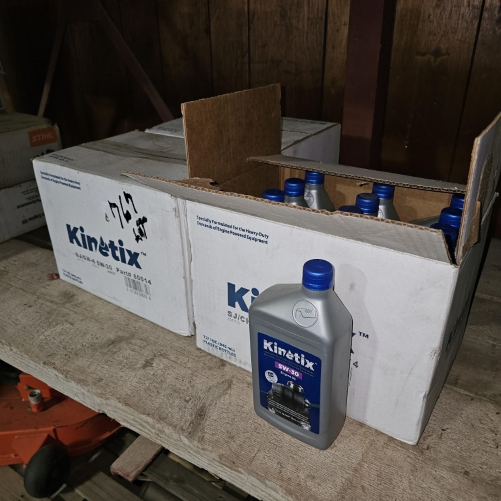 (36) Kinetix 5w30 motor oil