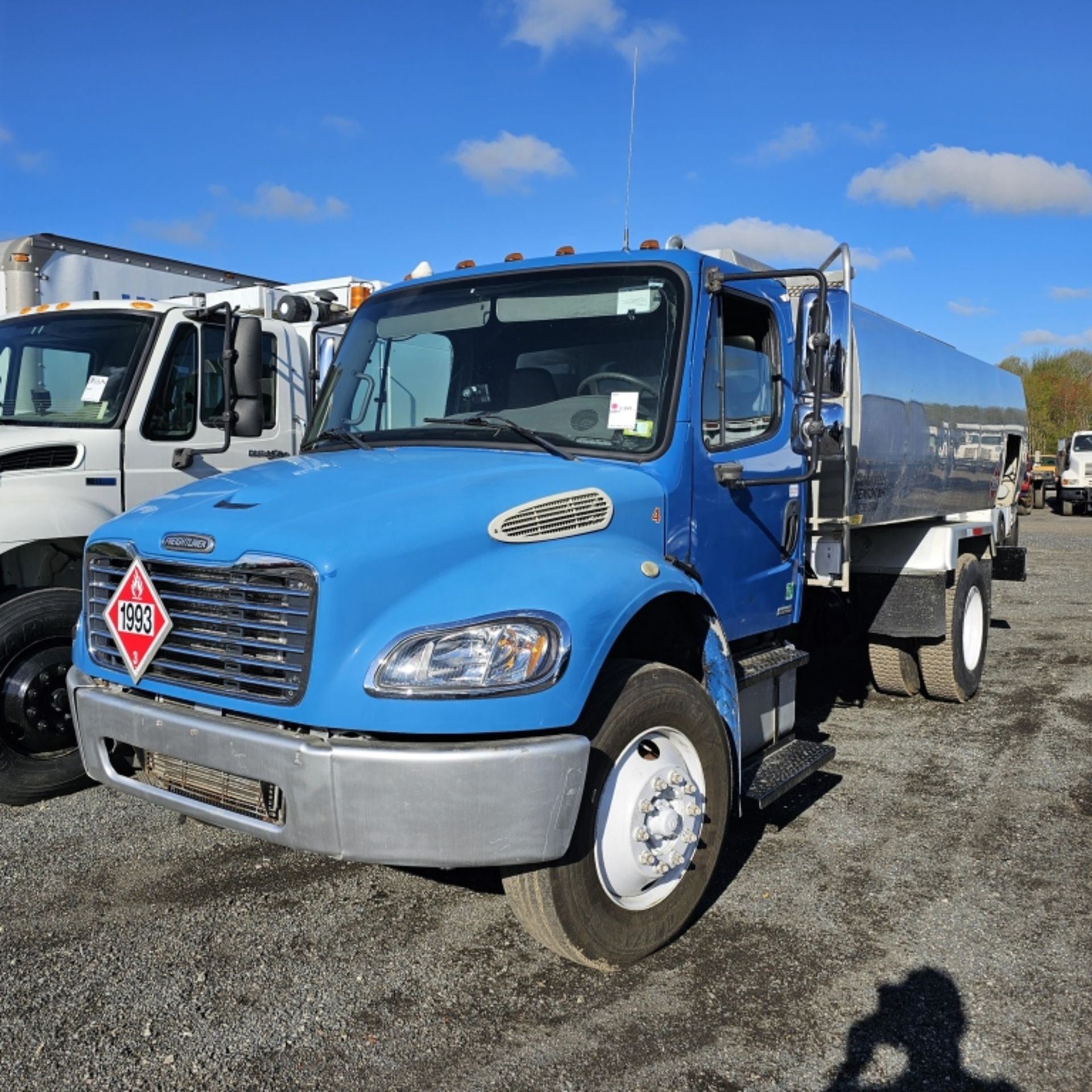 2004 Freightliner Oil Truck - Image 2 of 11