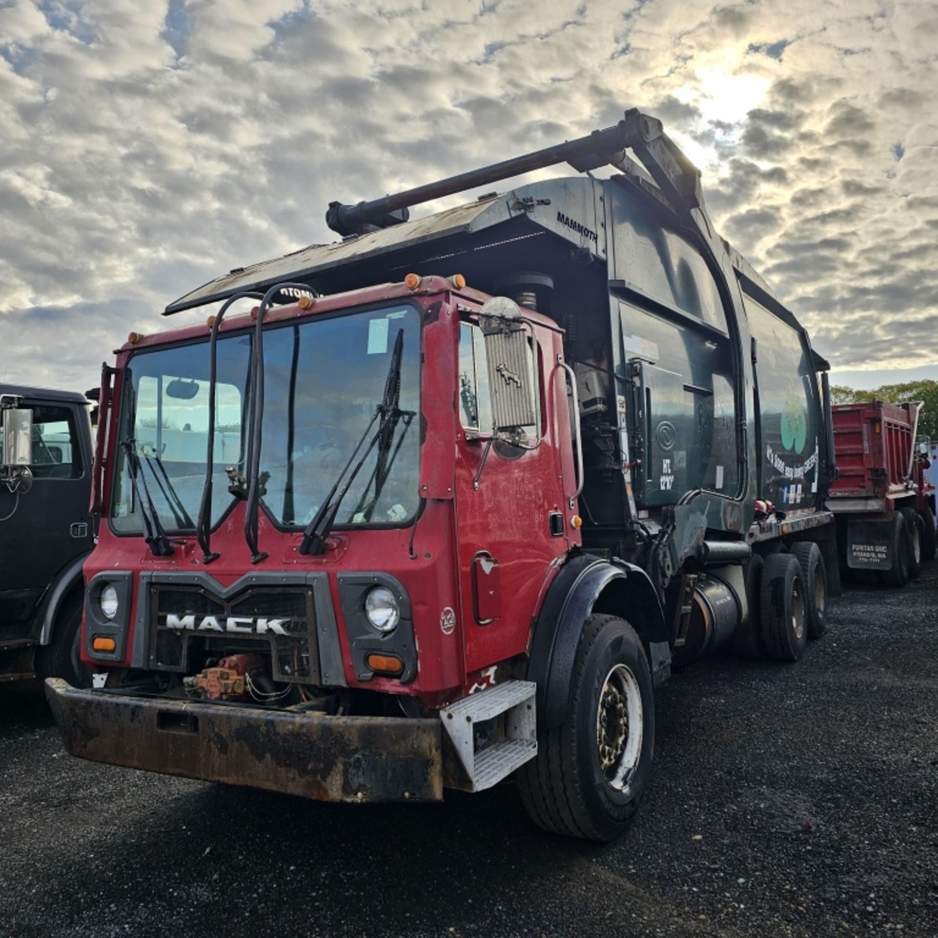 2010 Mack Mru613 Rear Load Packer - Image 2 of 14