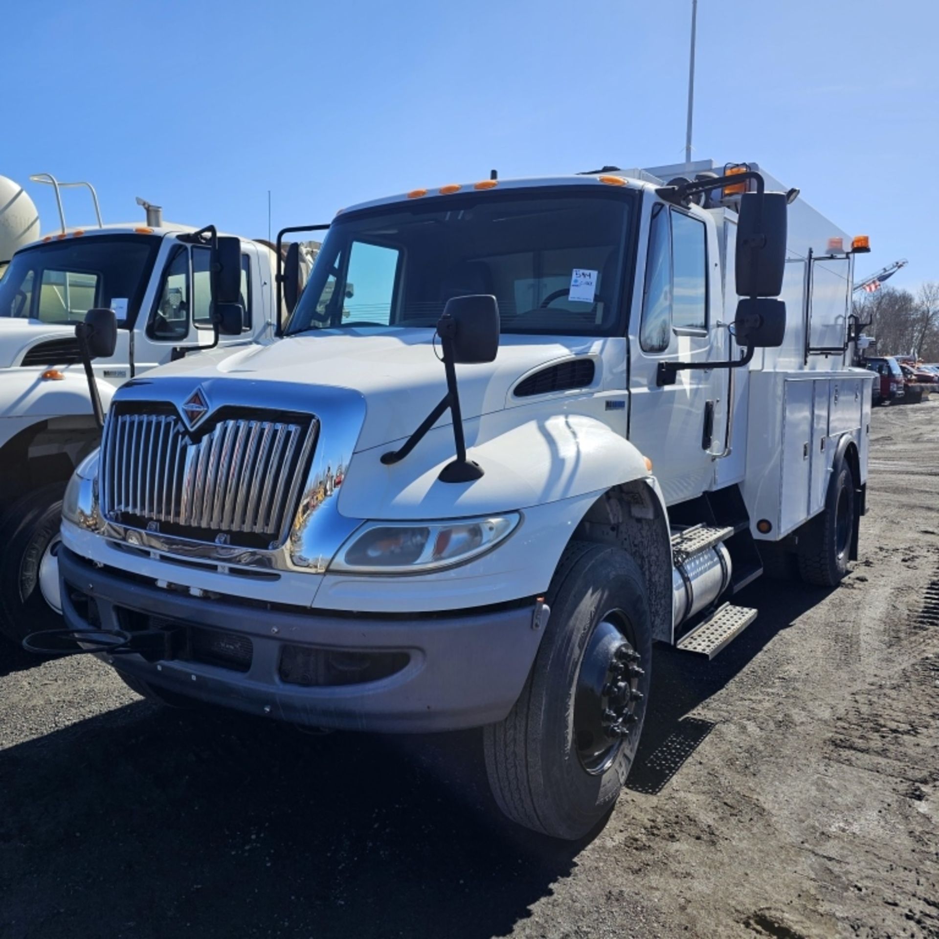 2011 International 4400 Utility Truck - Image 2 of 13