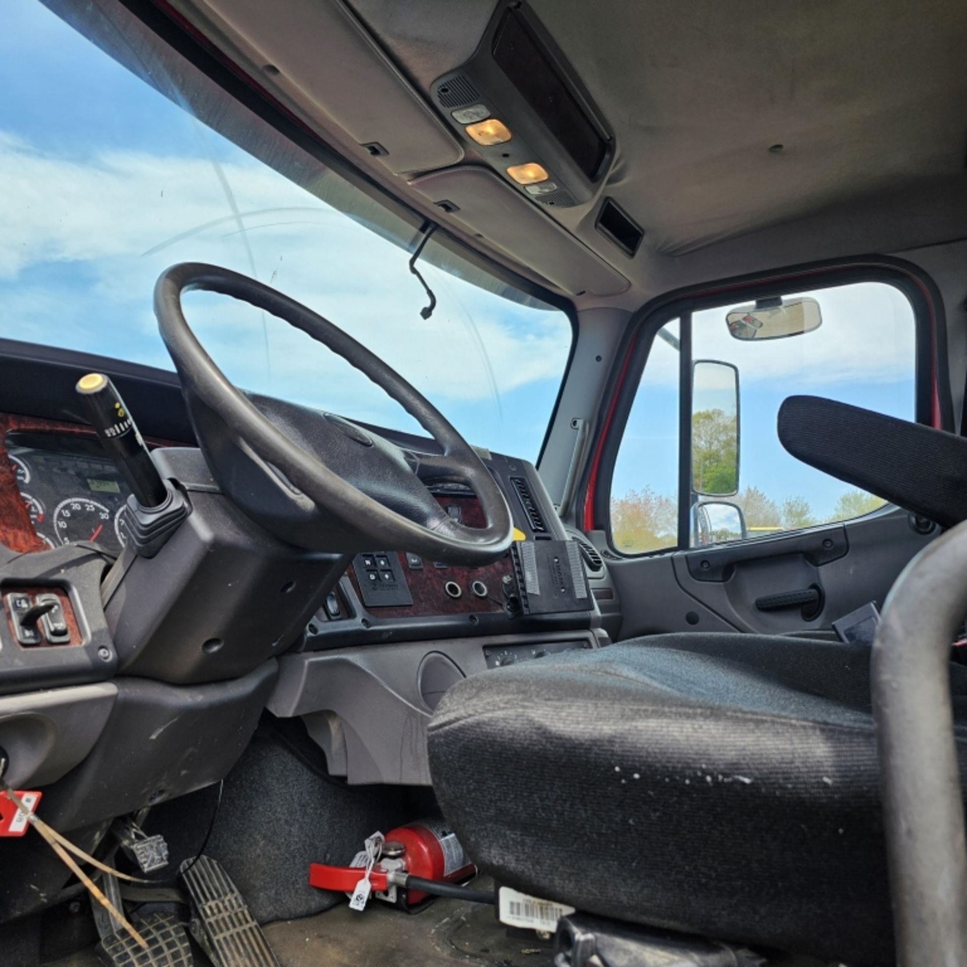 2011 Freightliner Cab And Chassis - Image 10 of 13