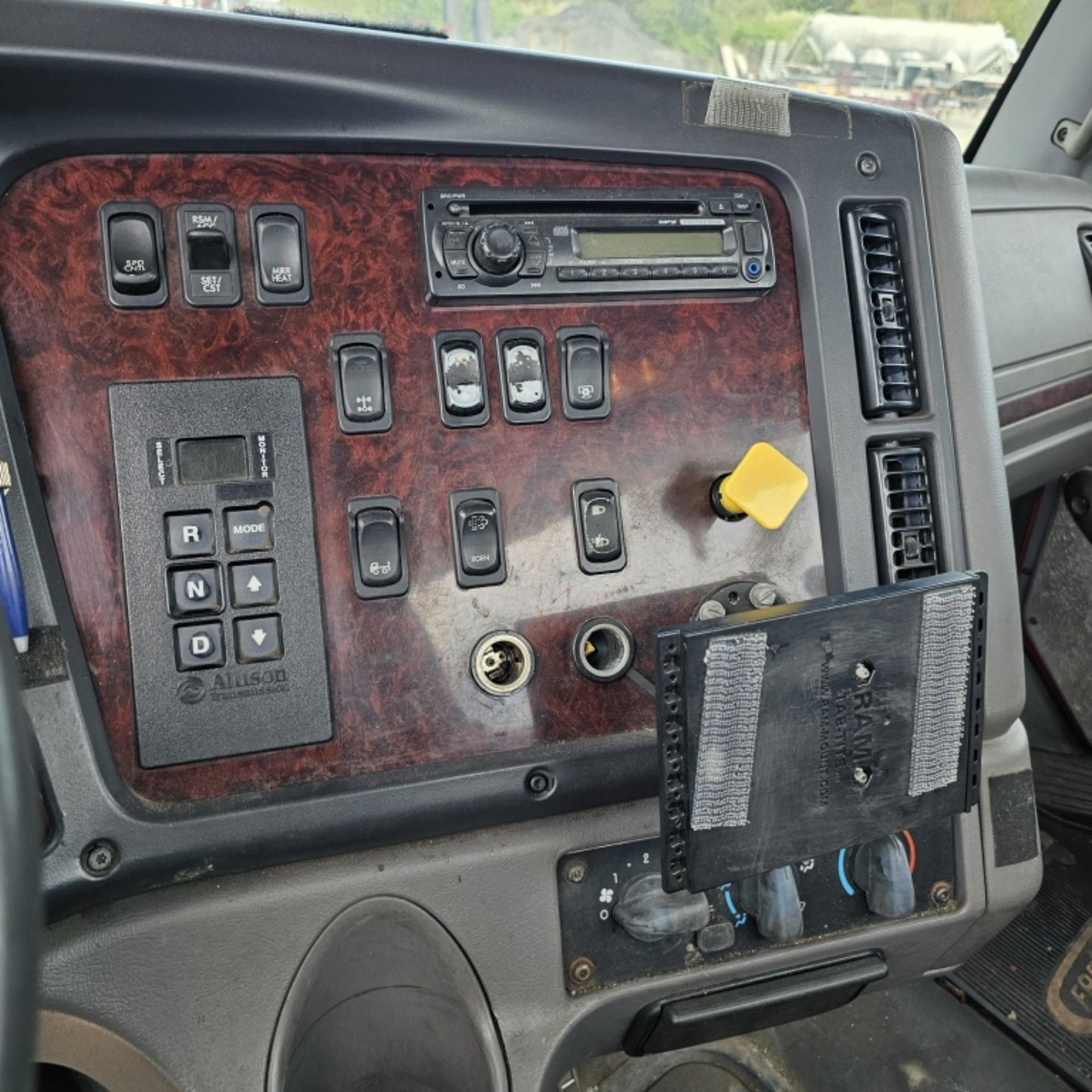 2011 Freightliner Cab And Chassis - Image 13 of 13