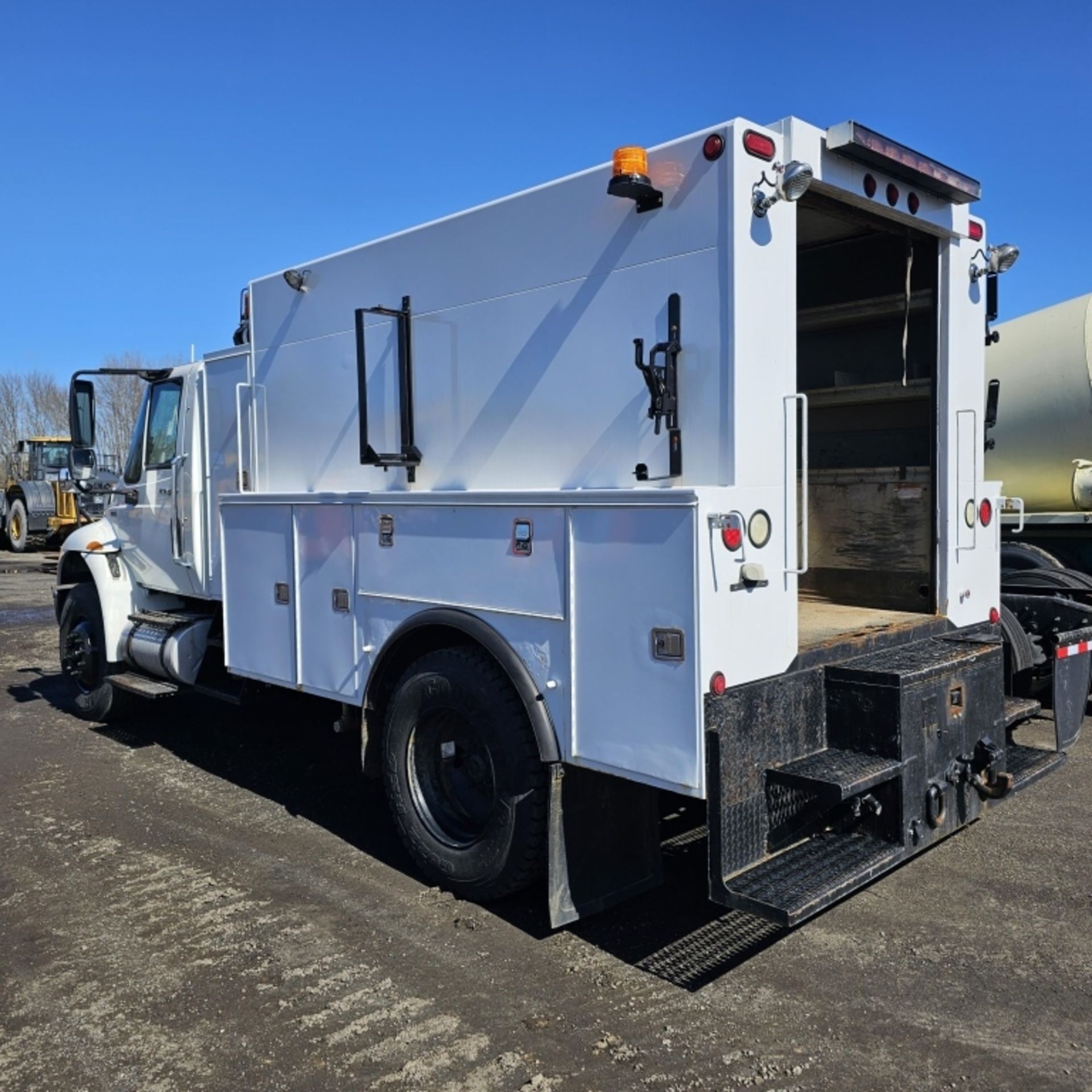 2011 International 4400 Utility Truck - Image 6 of 13