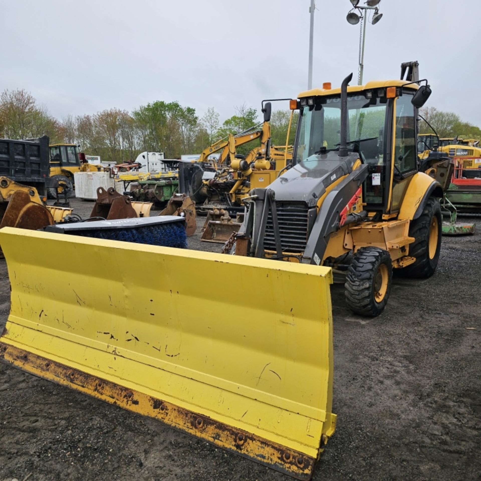 Volvo BL60B Backhoe with plow - Image 2 of 13