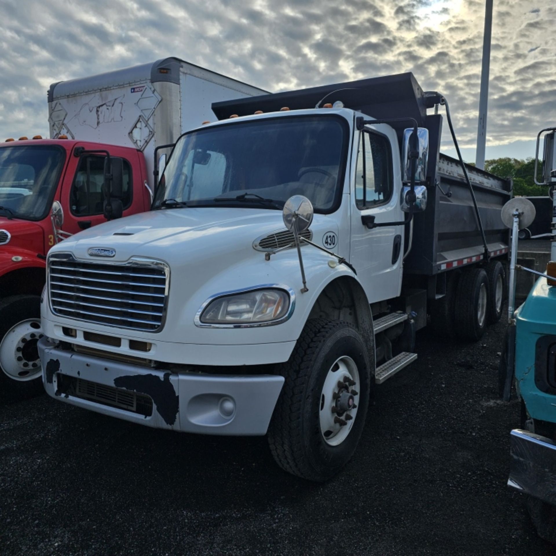 2015 Freightliner Dump Truck - Image 2 of 14