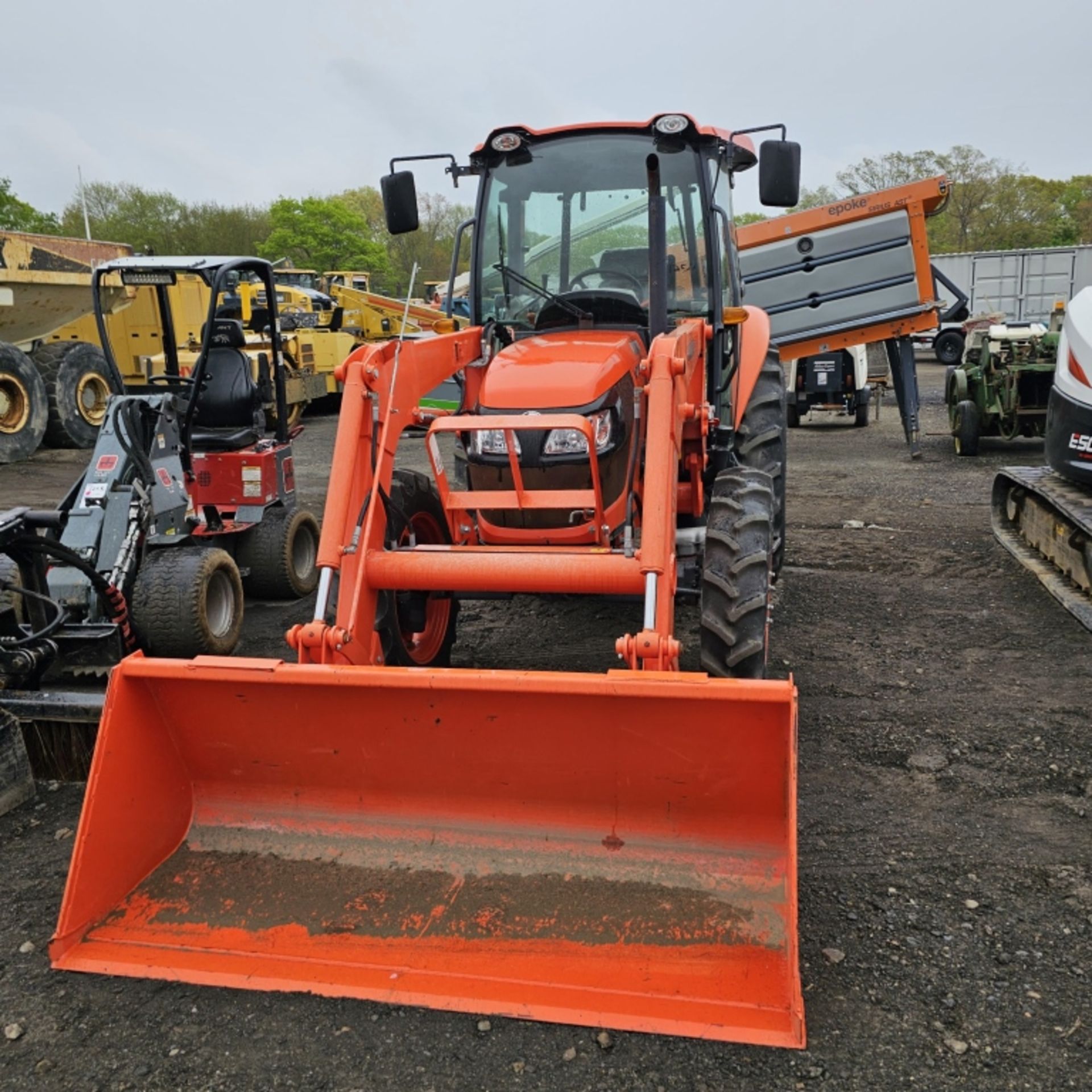 2017 KUBOTA M7060D TRACTOR - Image 3 of 9