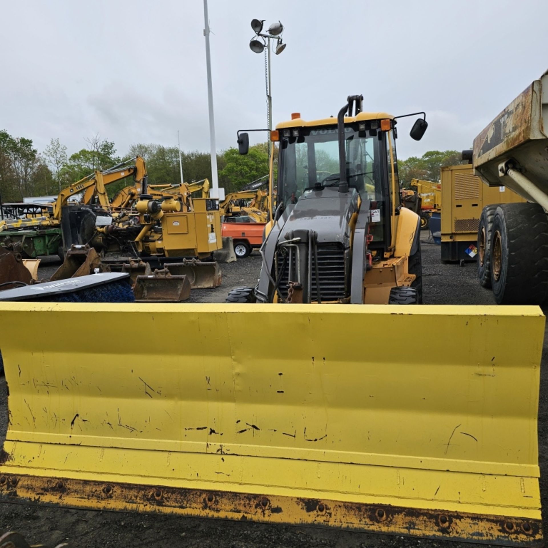 Volvo BL60B Backhoe with plow - Image 3 of 13