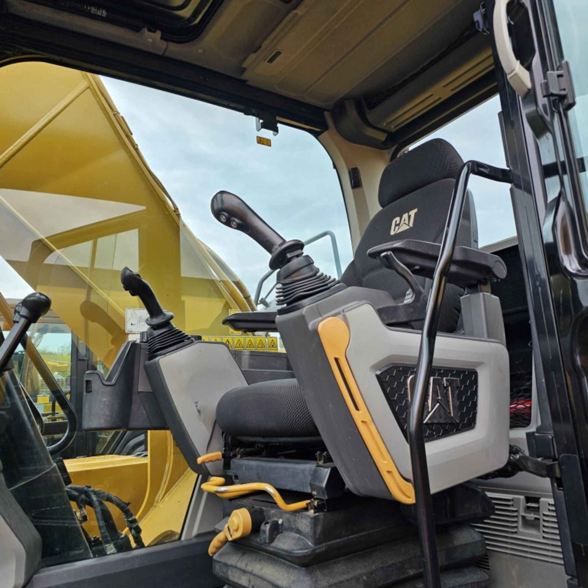 2018 Cat 320 Excavator - Image 9 of 10