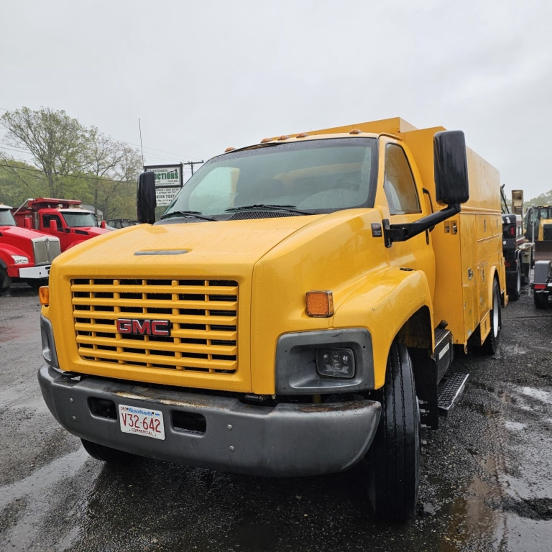 2004 Chevy C6500 Service Truck - Image 2 of 11