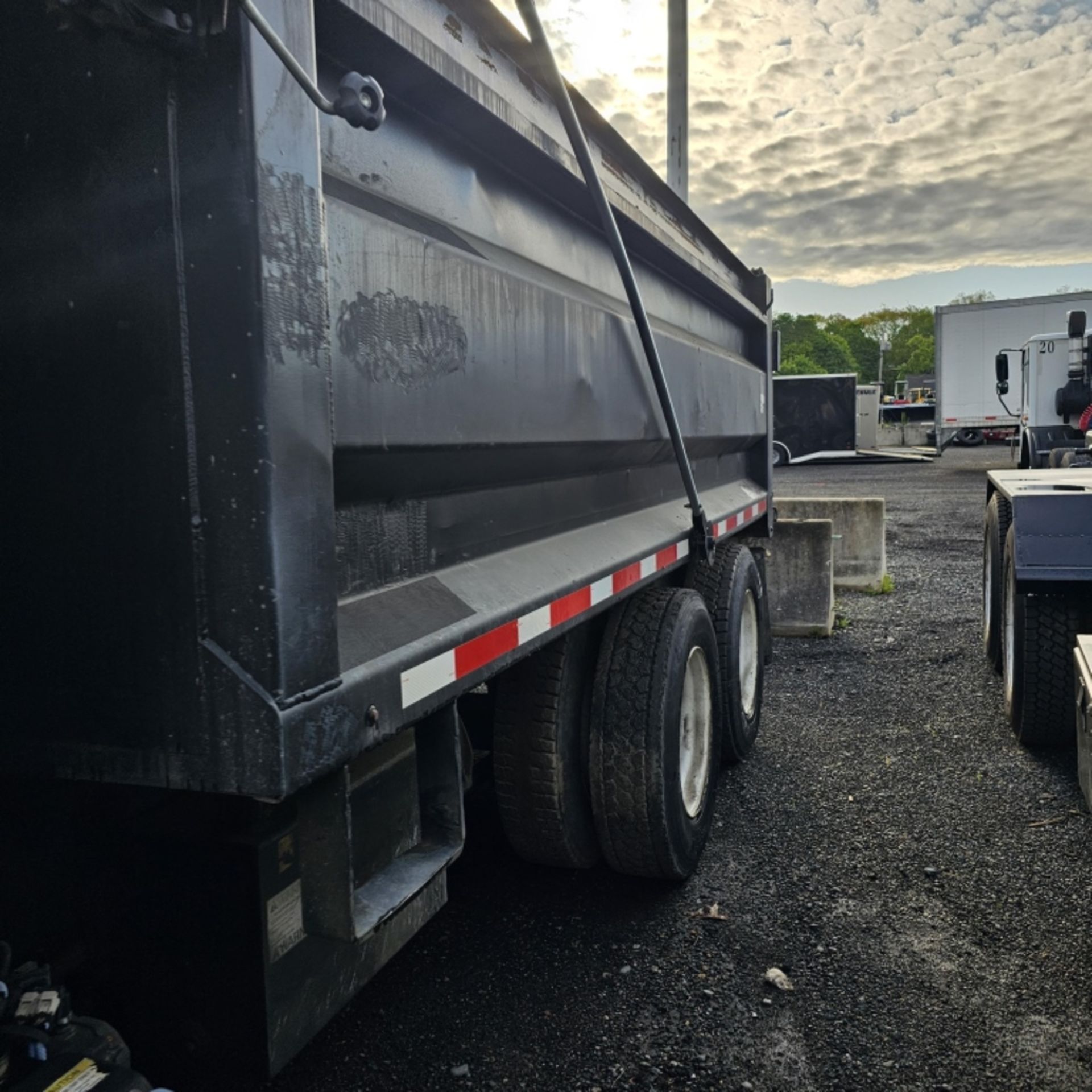 2015 Freightliner Dump Truck - Image 5 of 14