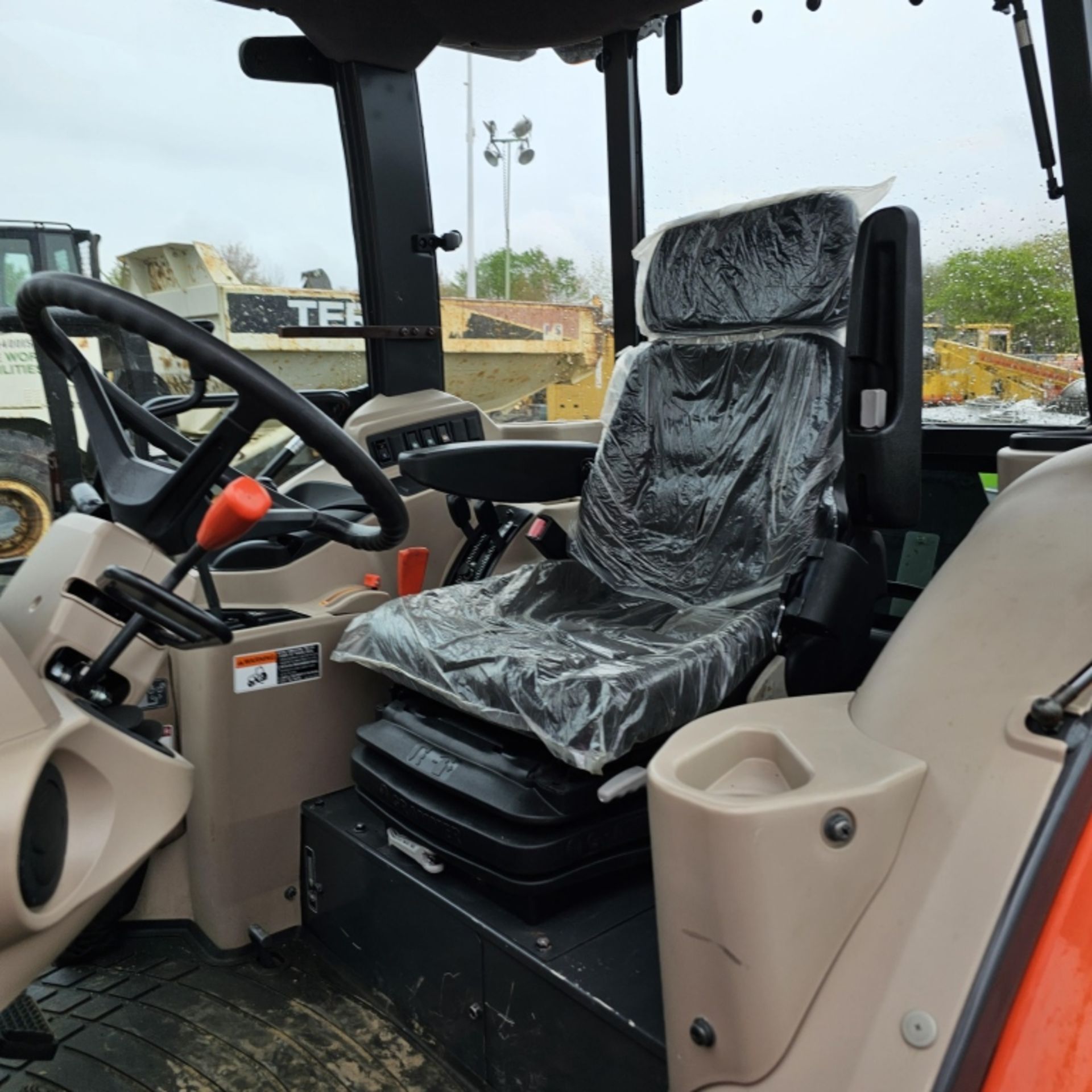 2017 KUBOTA M7060D TRACTOR - Image 4 of 9