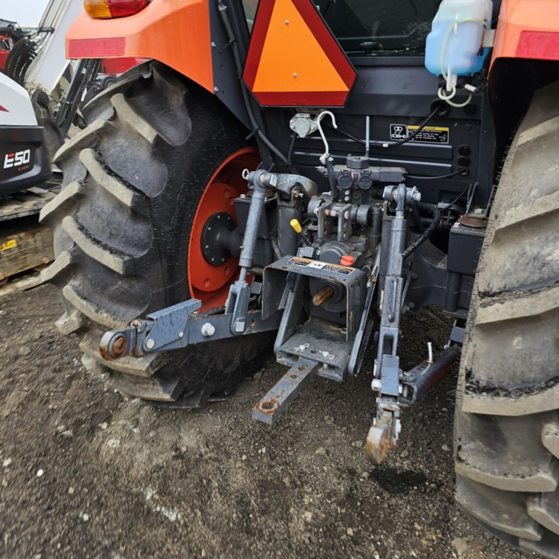 2017 KUBOTA M7060D TRACTOR - Image 8 of 9