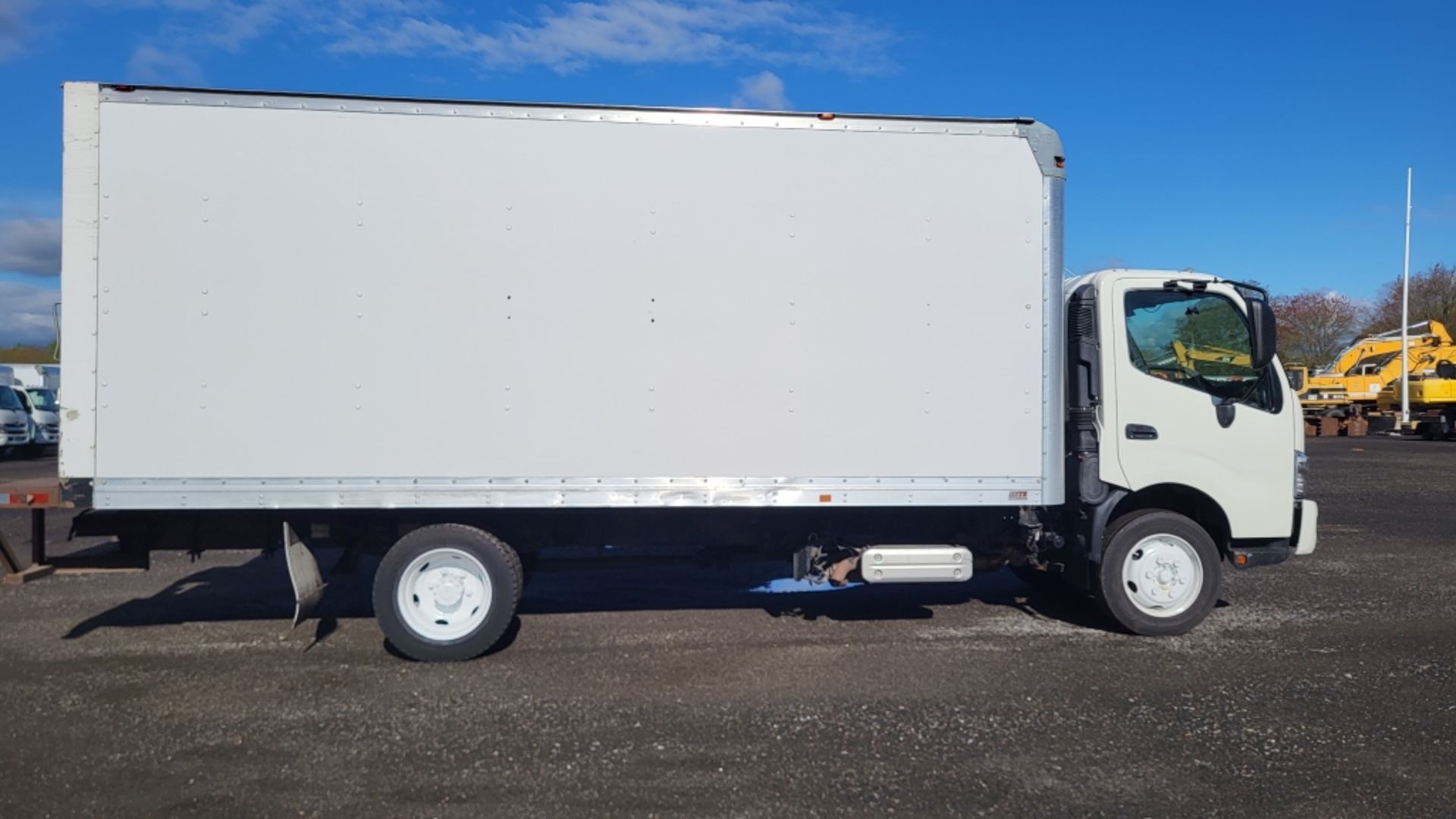 2017 Hino Box Truck - Image 3 of 20