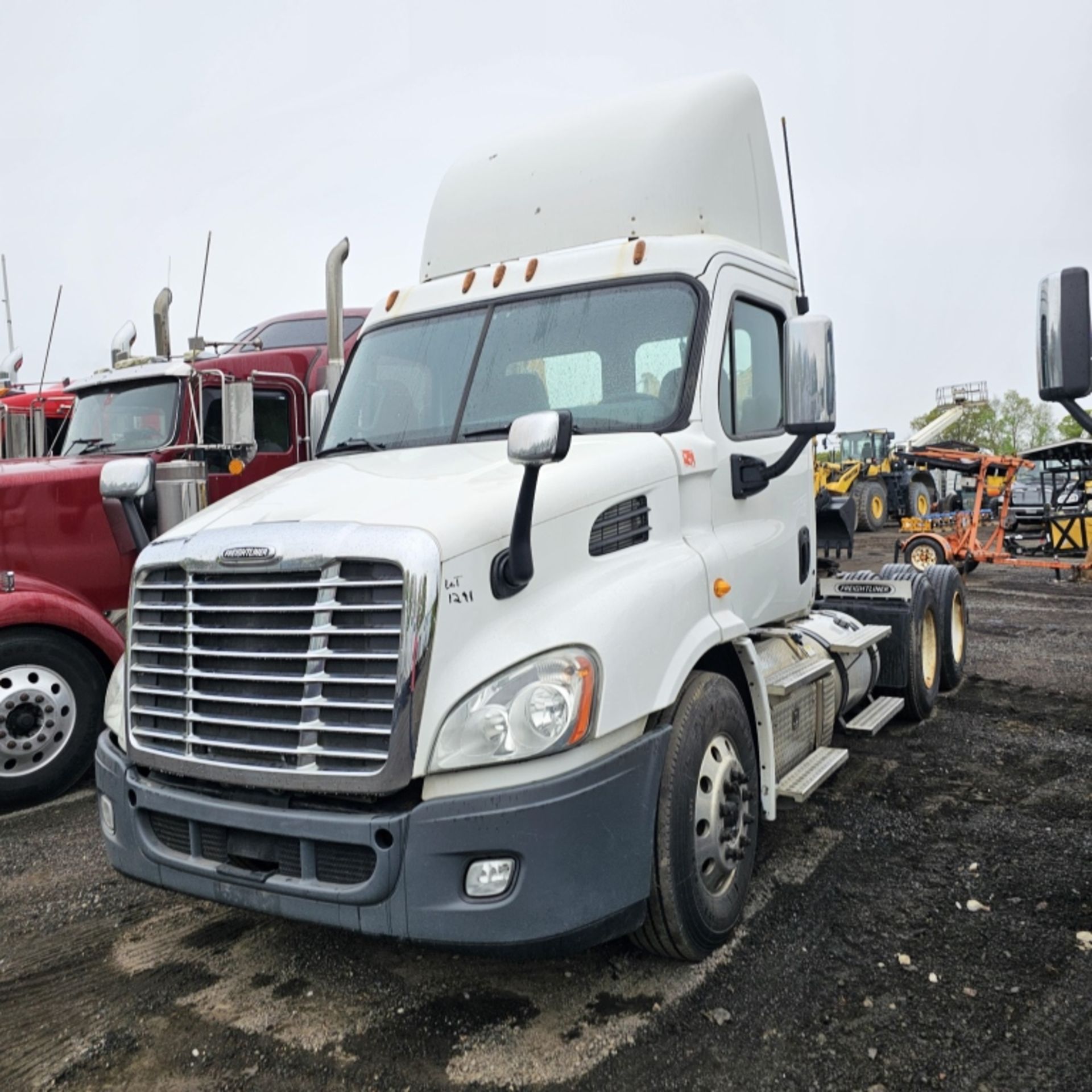 2013 Freightliner Tractor - Image 2 of 14