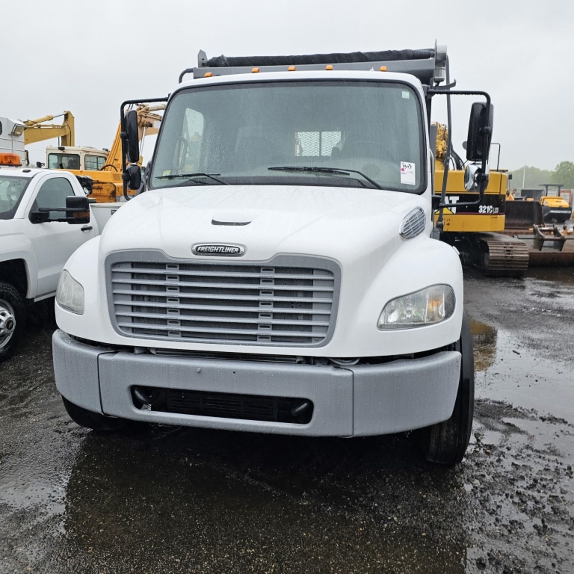 2011 Freightliner Dump Truck - Image 4 of 11