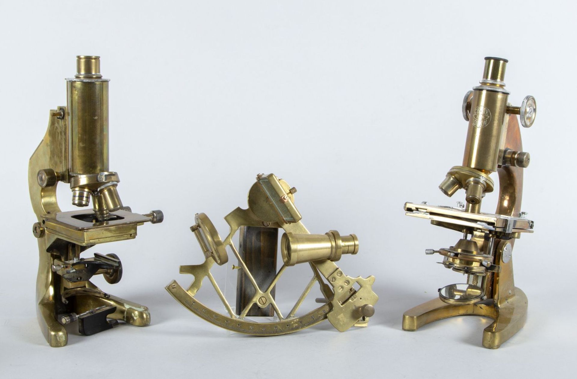 Zwei Mikroskope Messing. 1 Ex. bez.