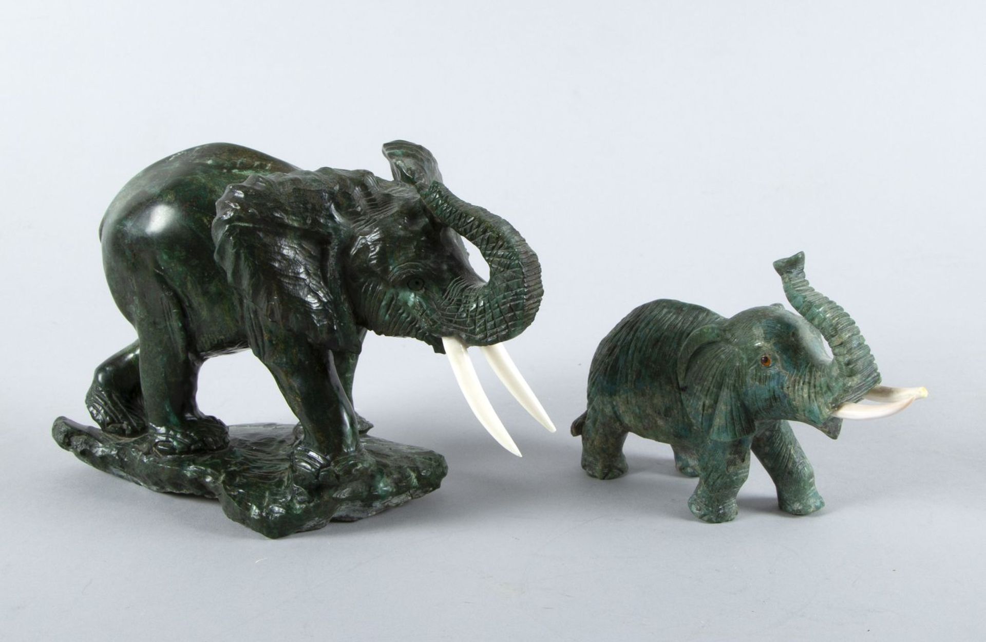 Zwei Elefanten Grüner Stein. 1 Elefant