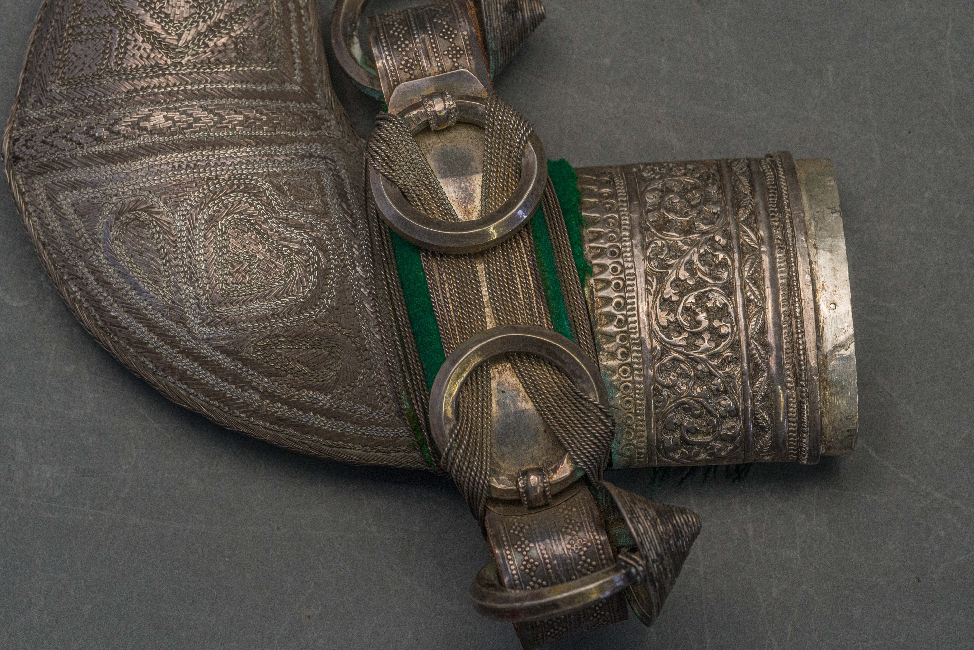 AN ARAB DAGGER (JAMBIYA) WITH SILVER-MOUNTED HILT, EARLY 20TH CENTURY - Image 7 of 10