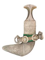 AN ARAB DAGGER (JAMBIYA) WITH SILVER-MOUNTED HILT, EARLY 20TH CENTURY