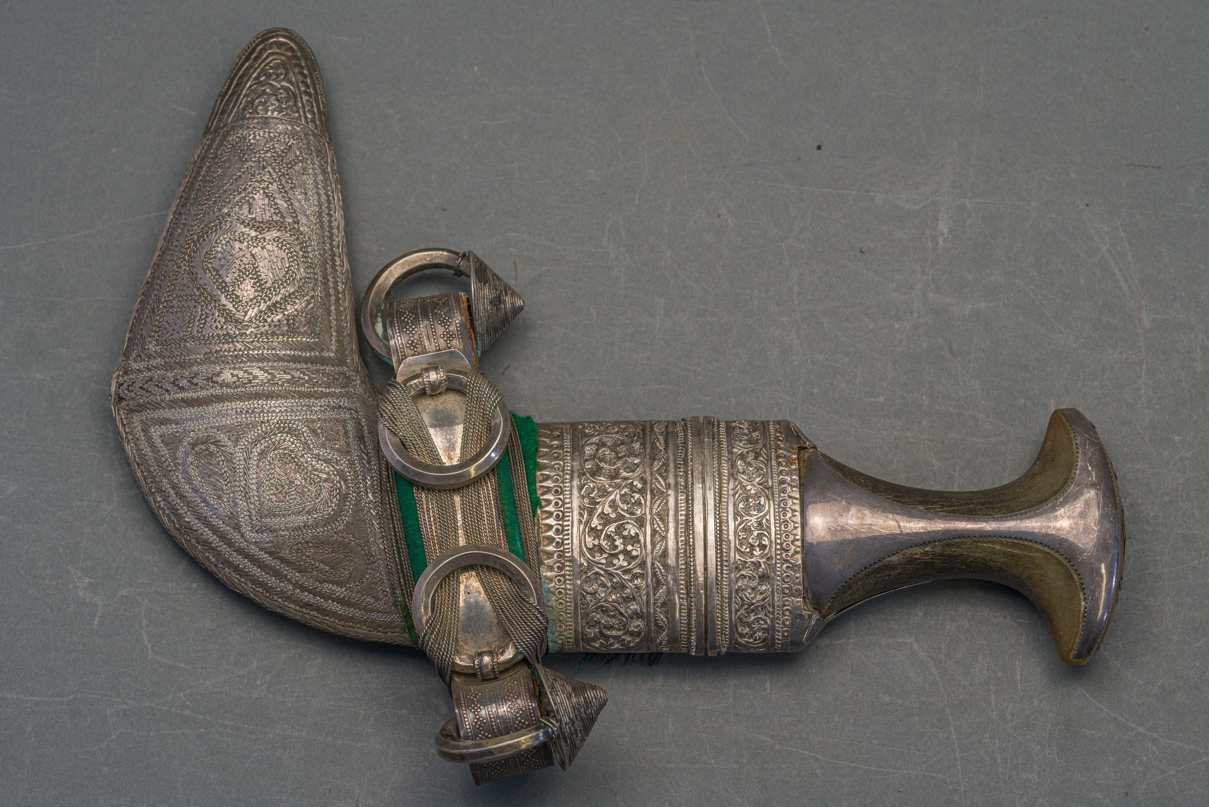 AN ARAB DAGGER (JAMBIYA) WITH SILVER-MOUNTED HILT, EARLY 20TH CENTURY - Image 2 of 10