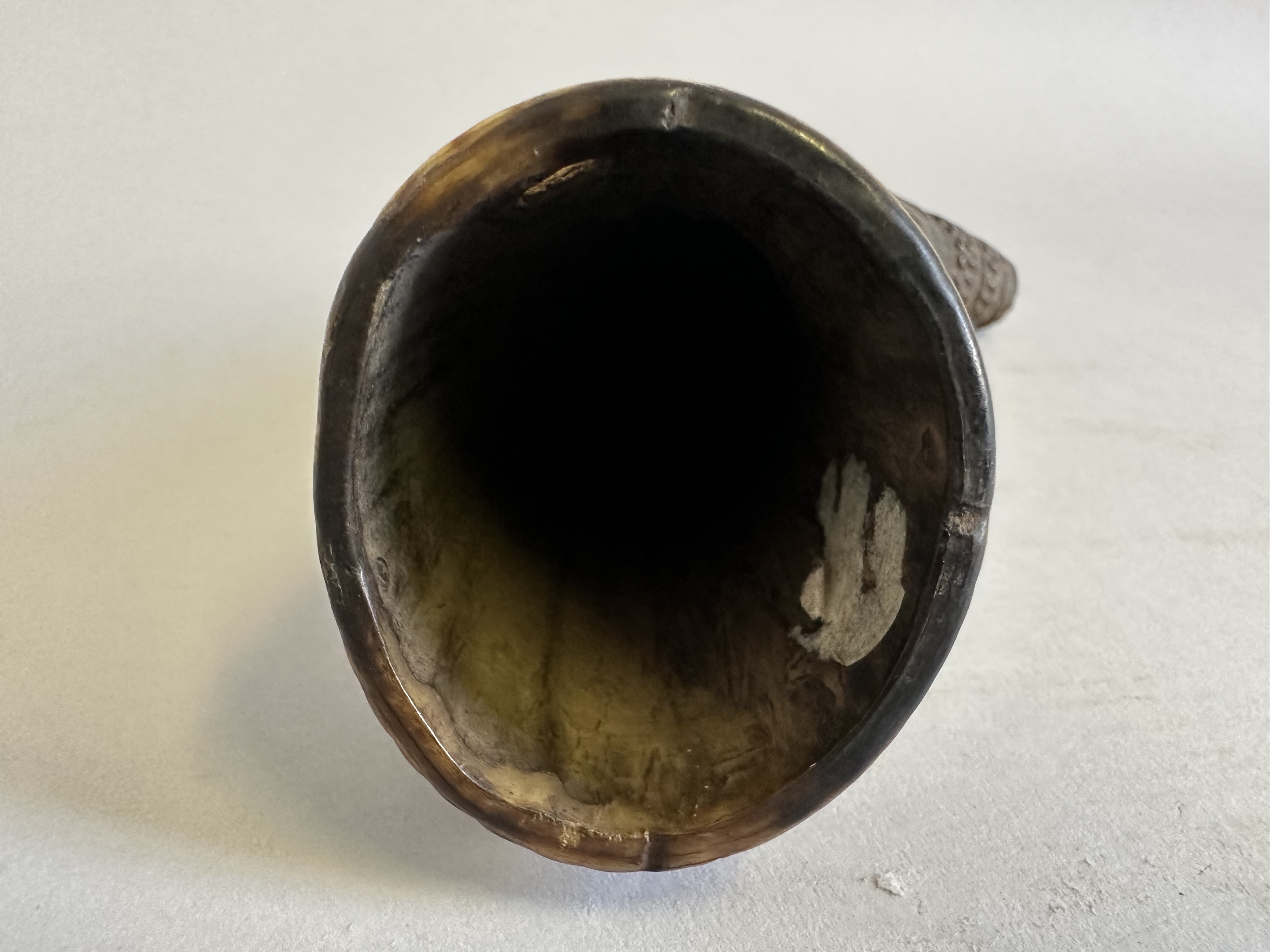 A NORWEGIAN COW HORN POWDER-FLASK, MID-17TH CENTURY - Bild 2 aus 7