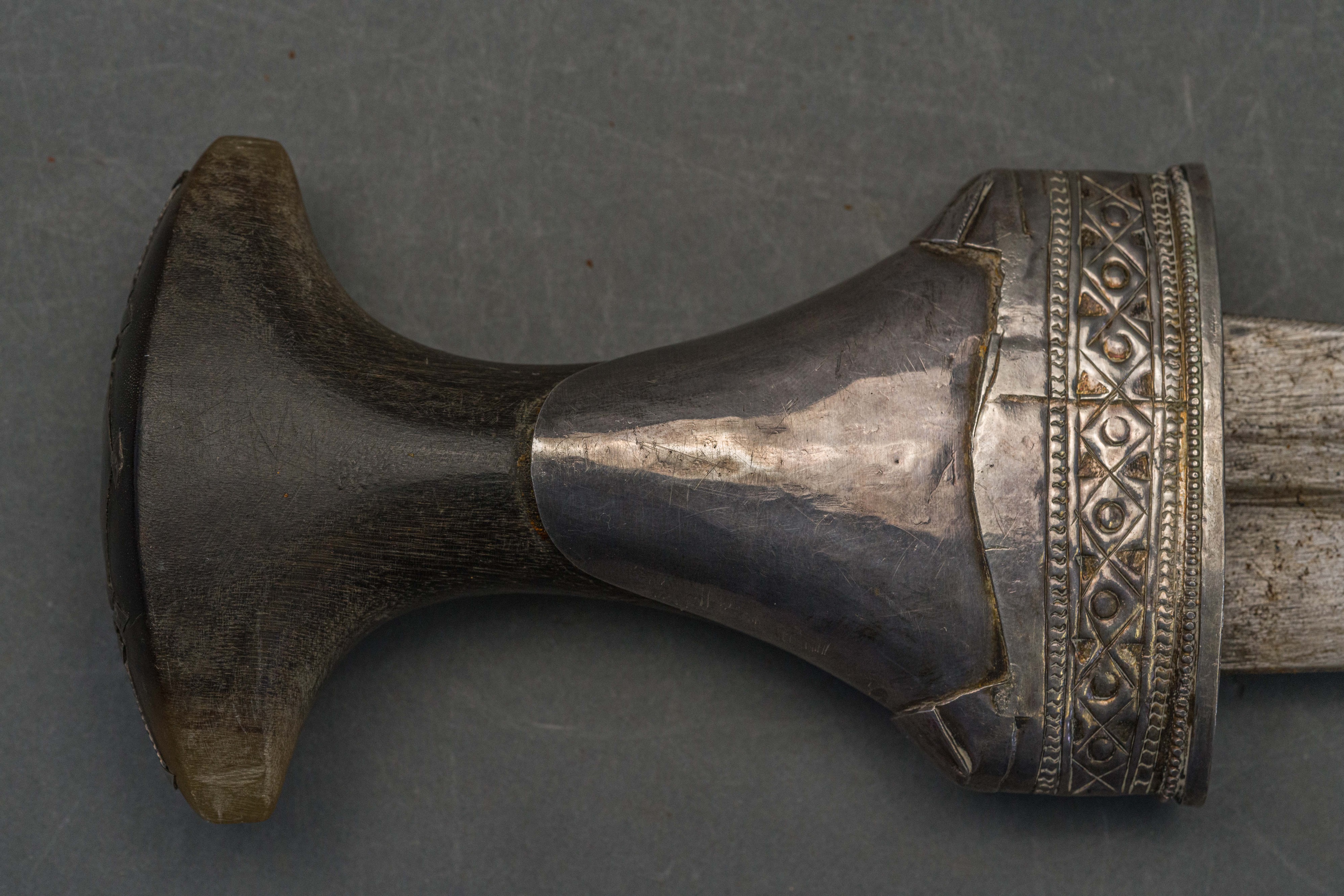 AN ARAB DAGGER (JAMBIYA) WITH SILVER-MOUNTED HILT, EARLY 20TH CENTURY - Image 5 of 10