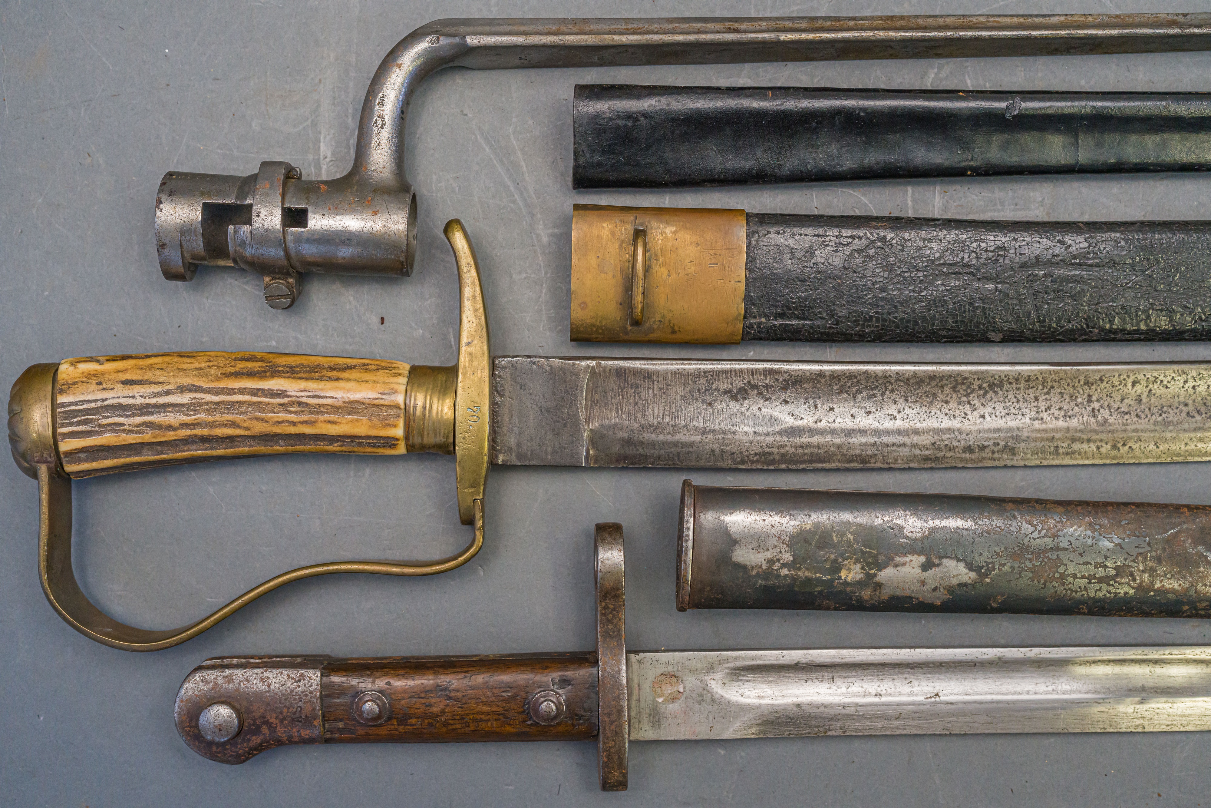 A MILITARY SHORTSWORD AND TWO BAYONETS, LATE 19TH CENTURY - Image 3 of 8