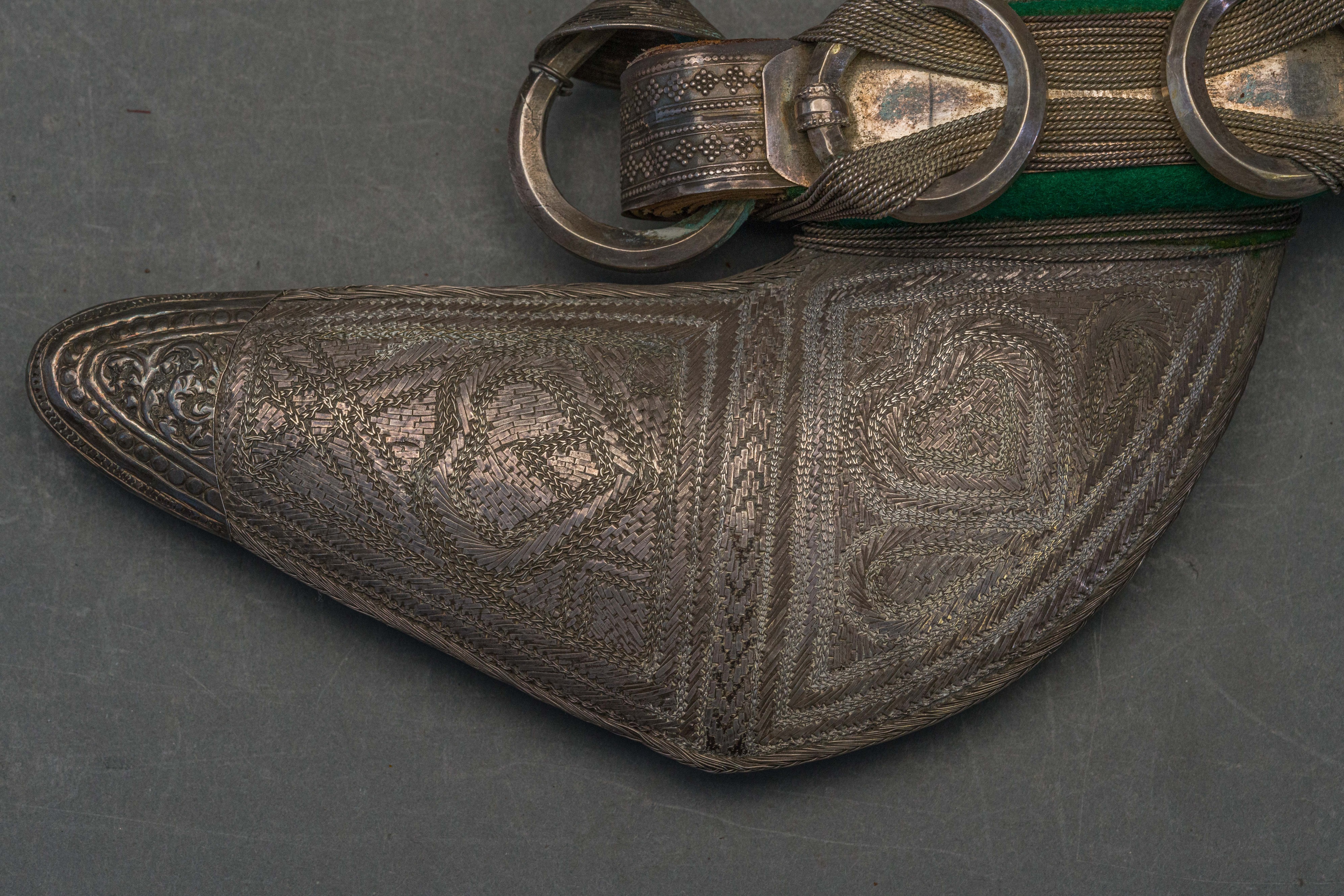 AN ARAB DAGGER (JAMBIYA) WITH SILVER-MOUNTED HILT, EARLY 20TH CENTURY - Image 8 of 10