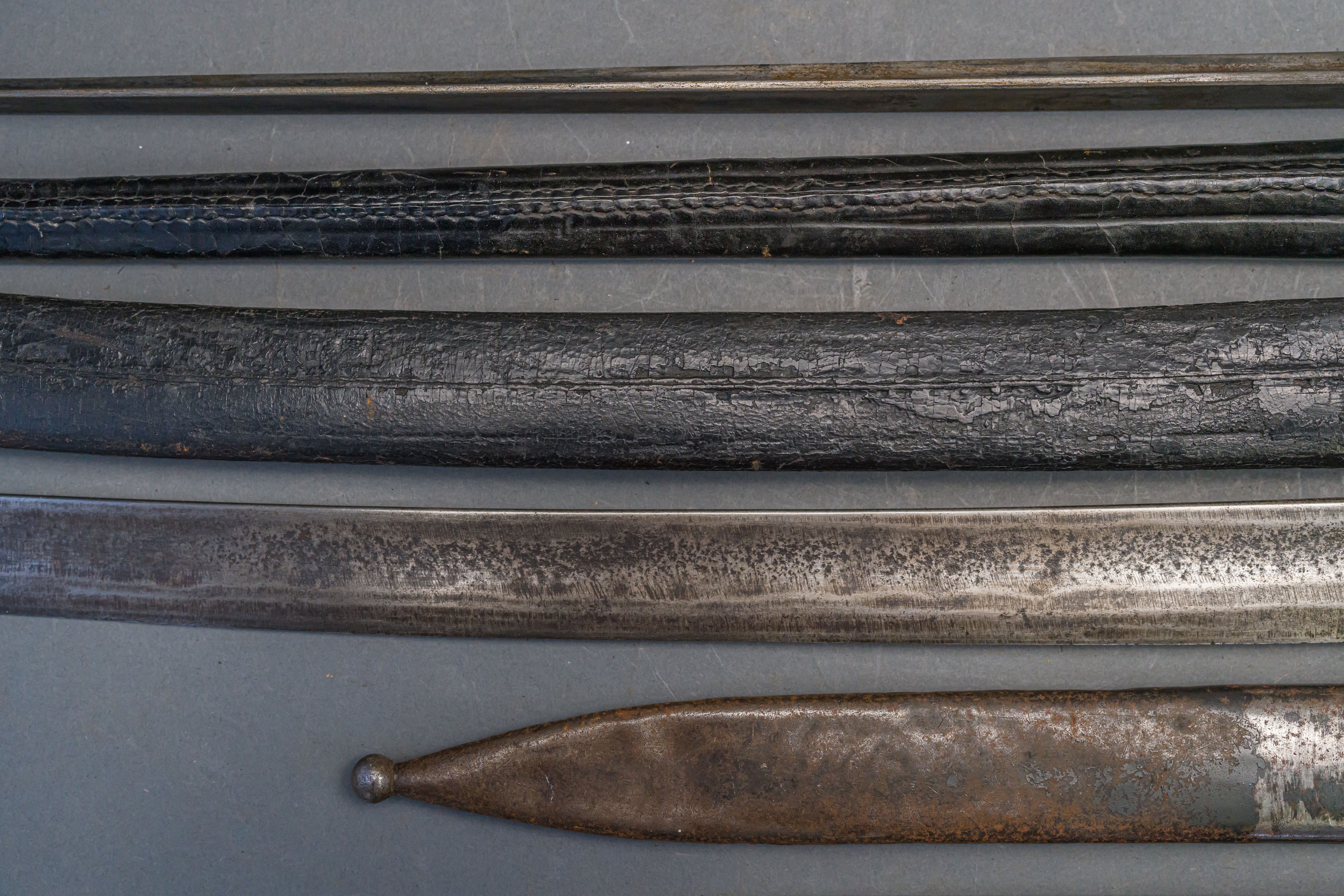 A MILITARY SHORTSWORD AND TWO BAYONETS, LATE 19TH CENTURY - Image 7 of 8