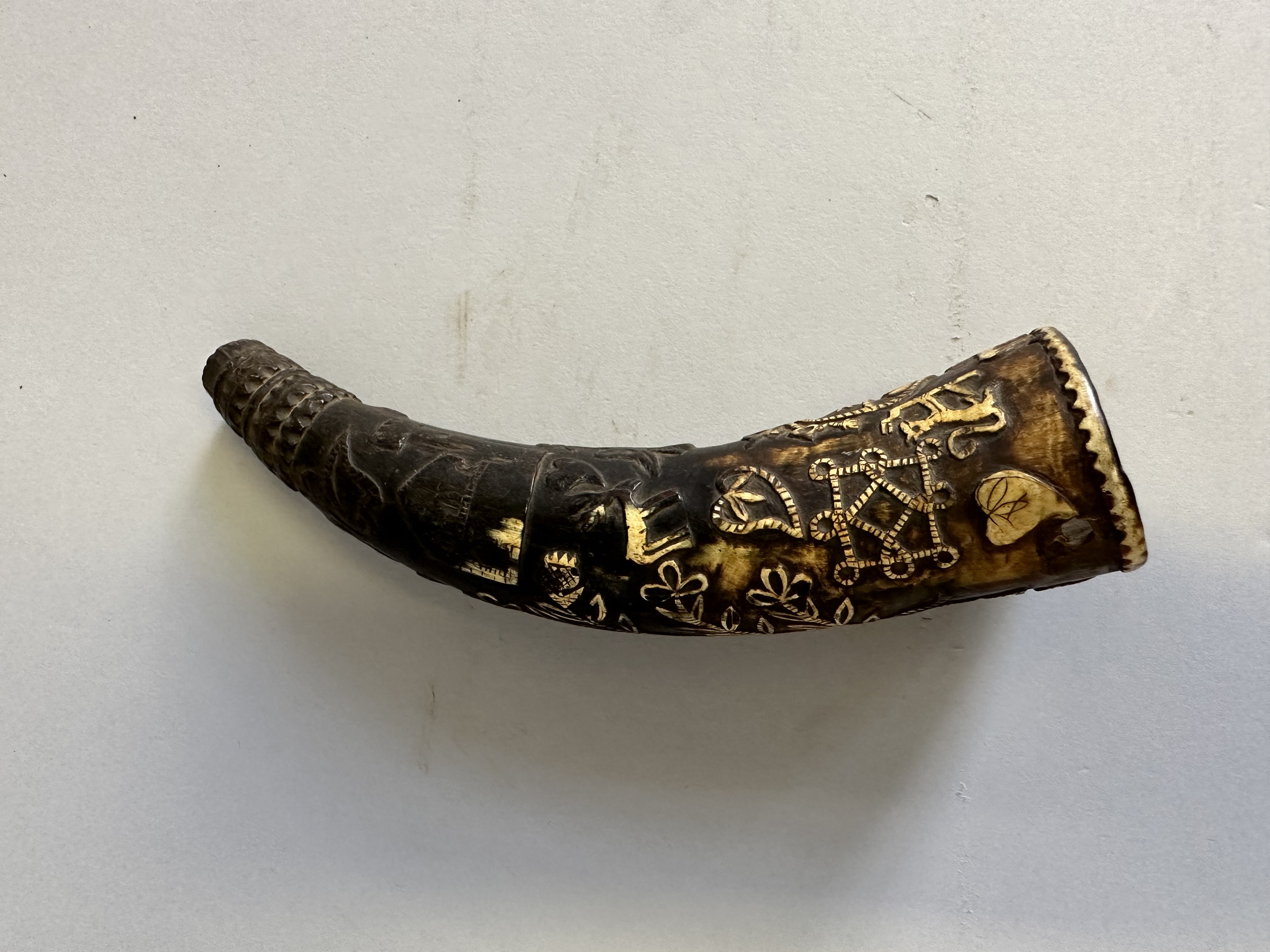 A NORWEGIAN COW HORN POWDER-FLASK, MID-17TH CENTURY - Bild 4 aus 7