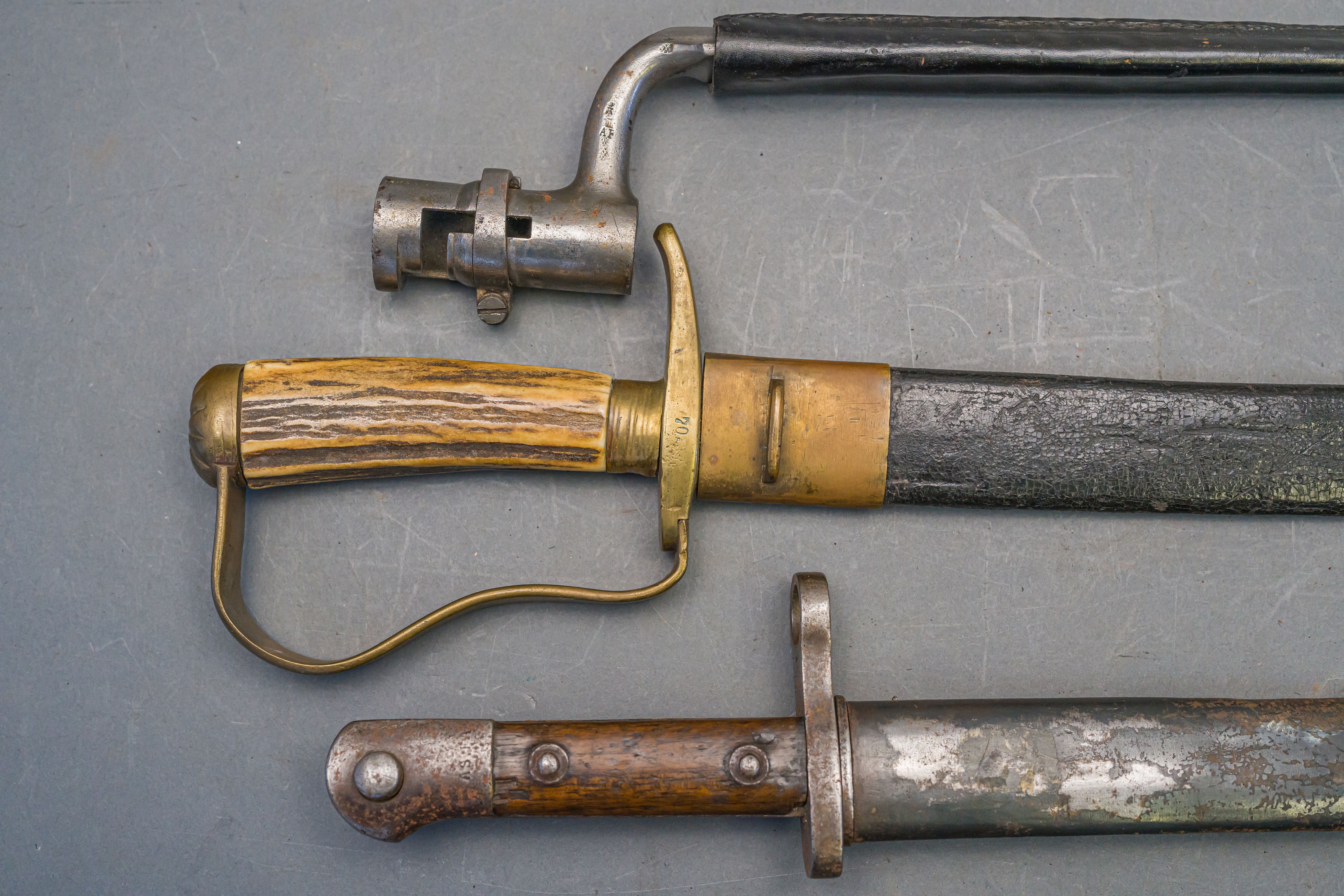 A MILITARY SHORTSWORD AND TWO BAYONETS, LATE 19TH CENTURY - Image 2 of 8