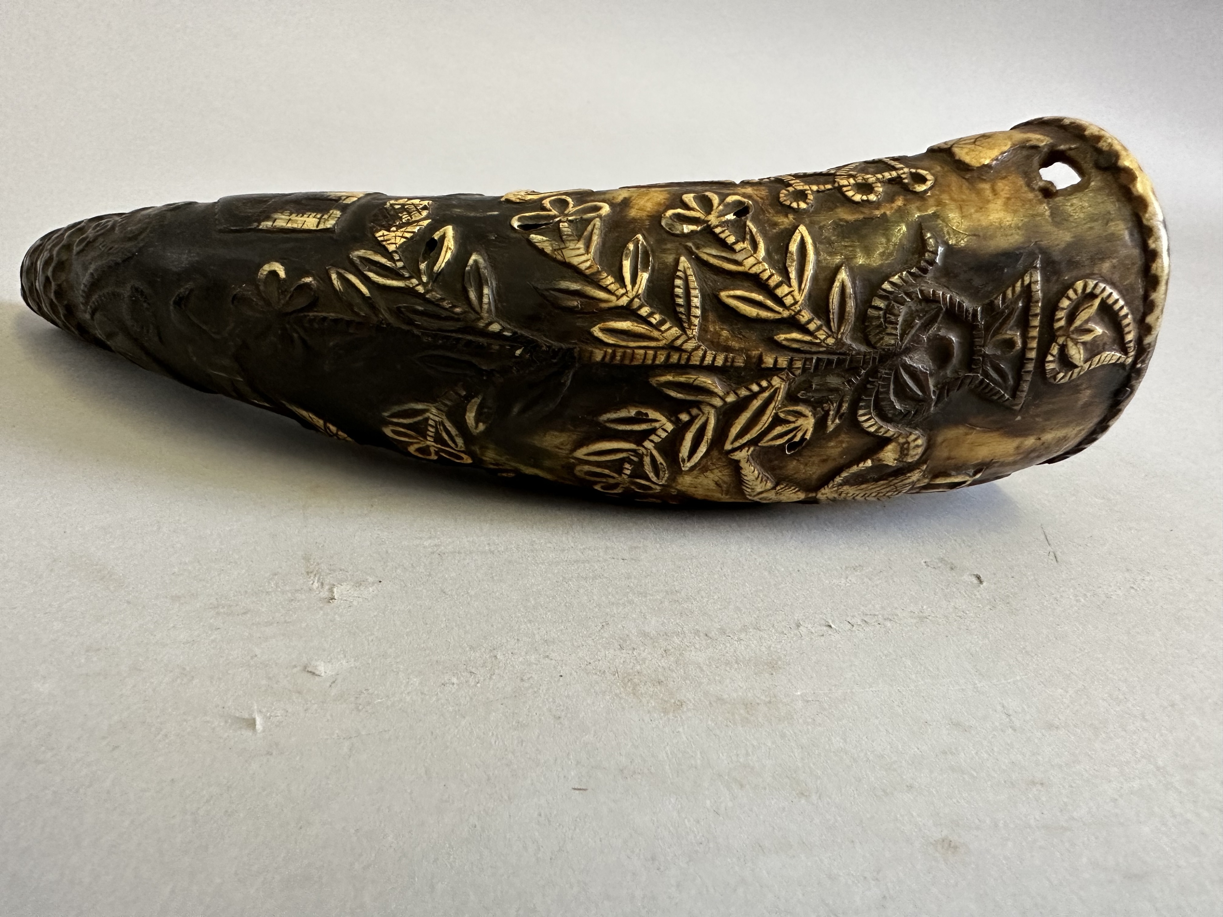 A NORWEGIAN COW HORN POWDER-FLASK, MID-17TH CENTURY - Bild 3 aus 7