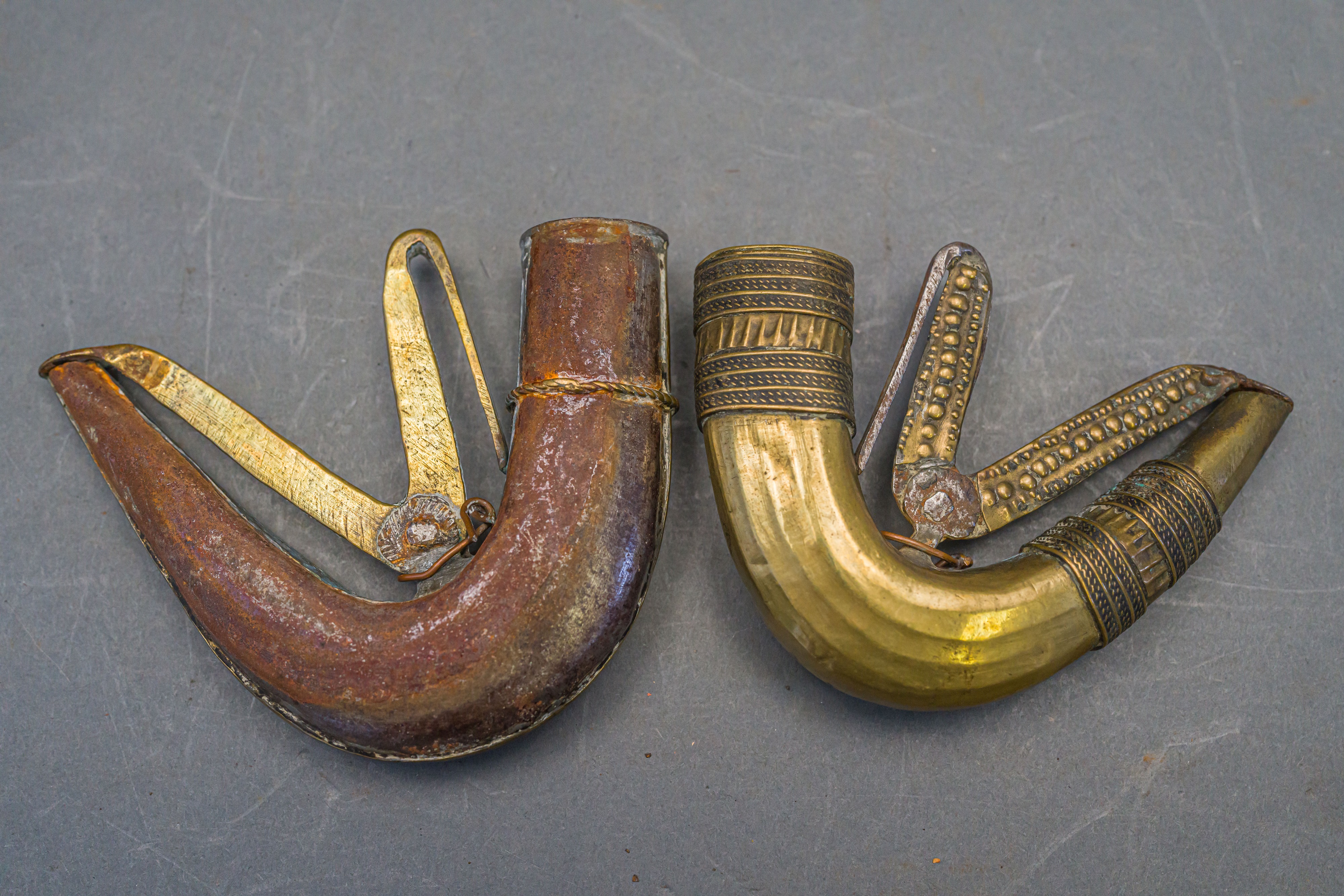 FOUR ARAB POWDER-FLASKS, 20TH CENTURY - Bild 7 aus 7