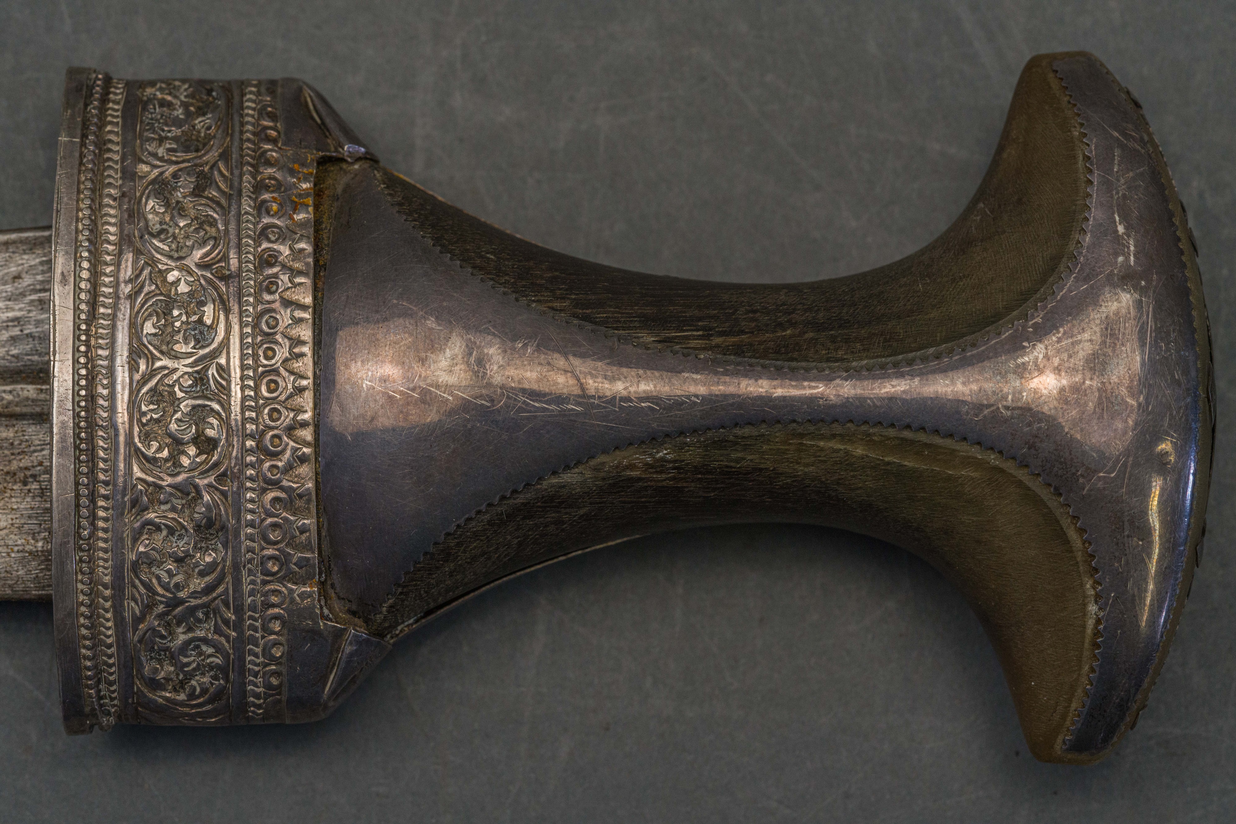 AN ARAB DAGGER (JAMBIYA) WITH SILVER-MOUNTED HILT, EARLY 20TH CENTURY - Image 3 of 10