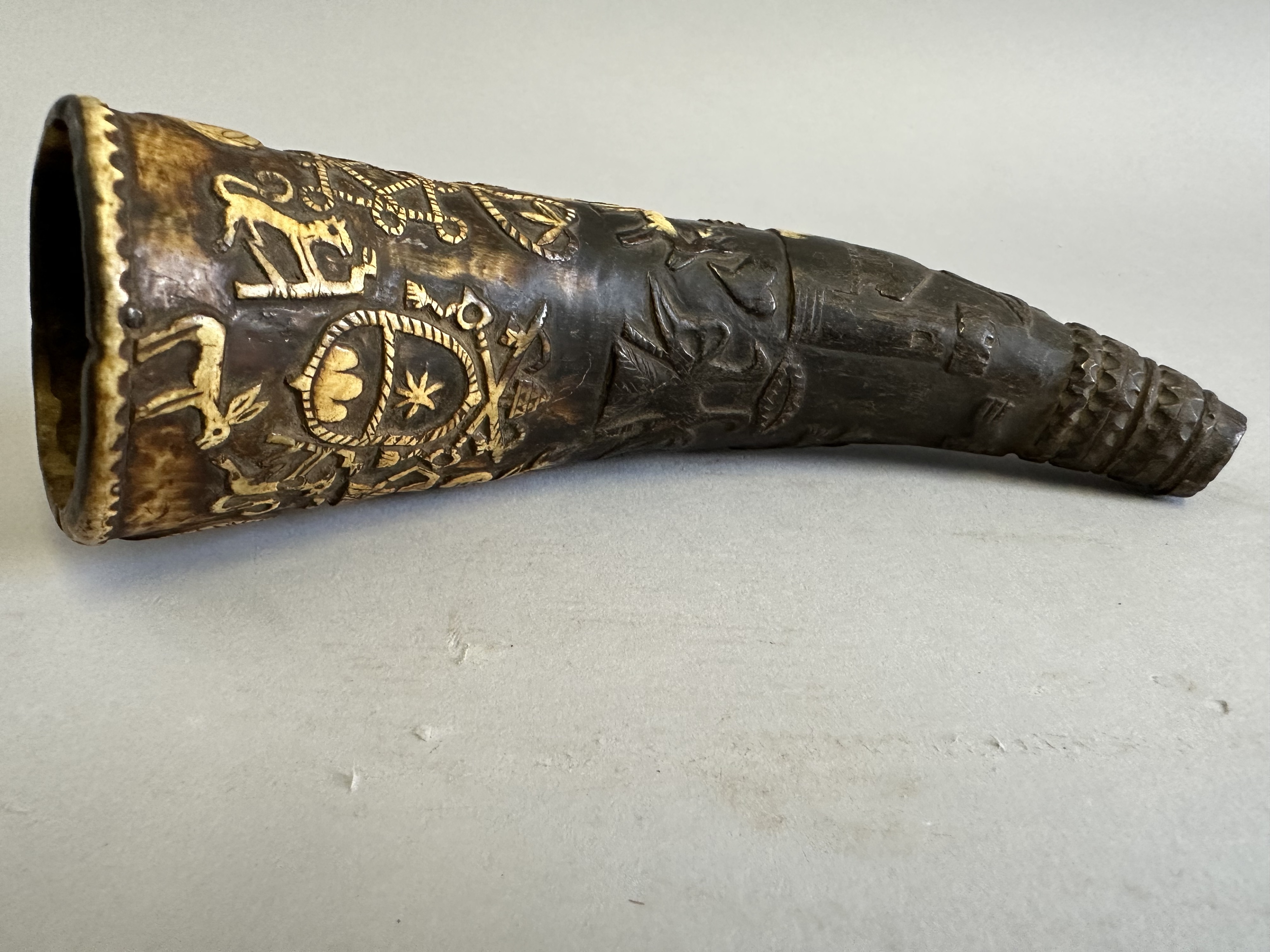 A NORWEGIAN COW HORN POWDER-FLASK, MID-17TH CENTURY - Bild 7 aus 7