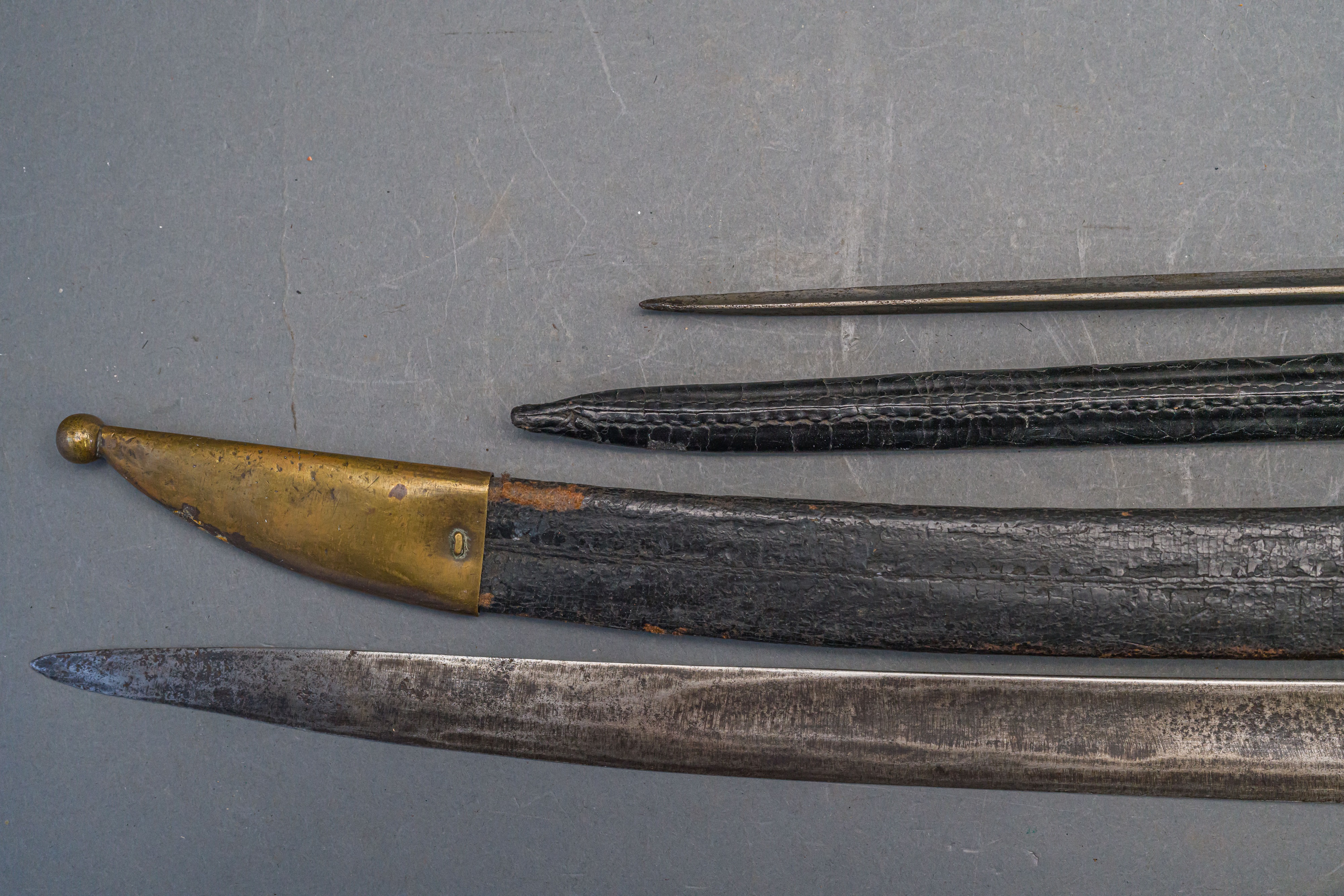 A MILITARY SHORTSWORD AND TWO BAYONETS, LATE 19TH CENTURY - Image 8 of 8