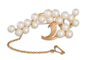 A CULTURED PEARL SPRAY BROOCH, mounted in 14ct yellow gold, gross weight 10 g.