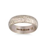 A 9CT GOLD RING, engraved detail. Size: M