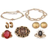 A QUANTITY OF VARIOUS GOLD ITEMS, comprising two pairs of earrings, two bracelets, two dress rings