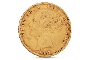 A VICTORIAN GOLD FULL SOVEREIGN ENGLISH COIN, 1857, bun head with shield back, 7.9 g.