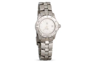 A LADY'S TAG HEUER STAINLESS STEEL WRISTWATCH, date, grey face & box