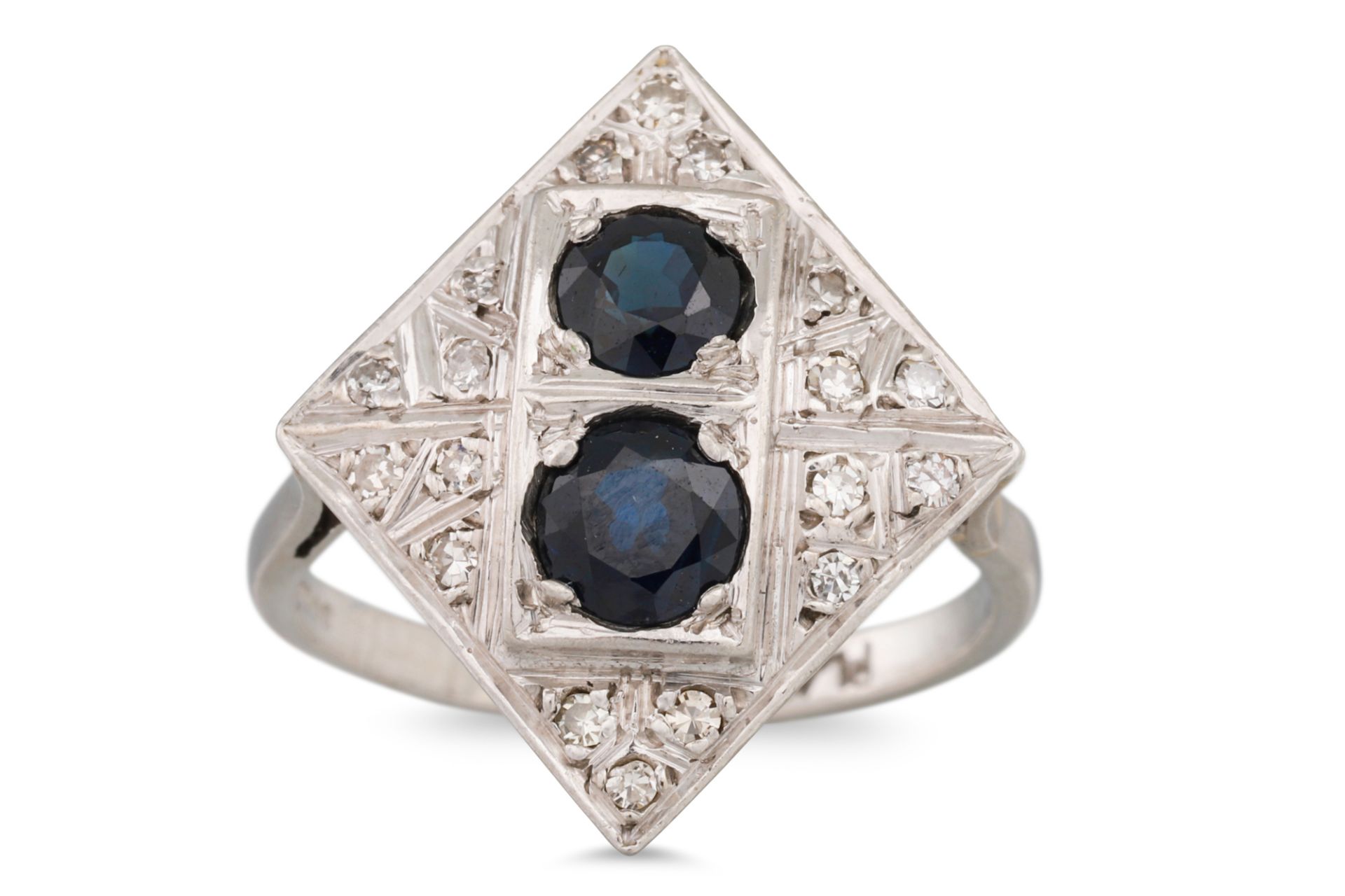 AN ANTIQUE DIAMOND AND SAPPHIRE PLAQUE RING, of lozenge form, mounted in platinum, size L