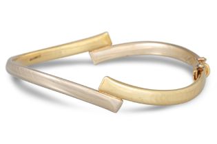 A TWO COLOUR GOLD HINGED BANGLE, in 9ct two gold