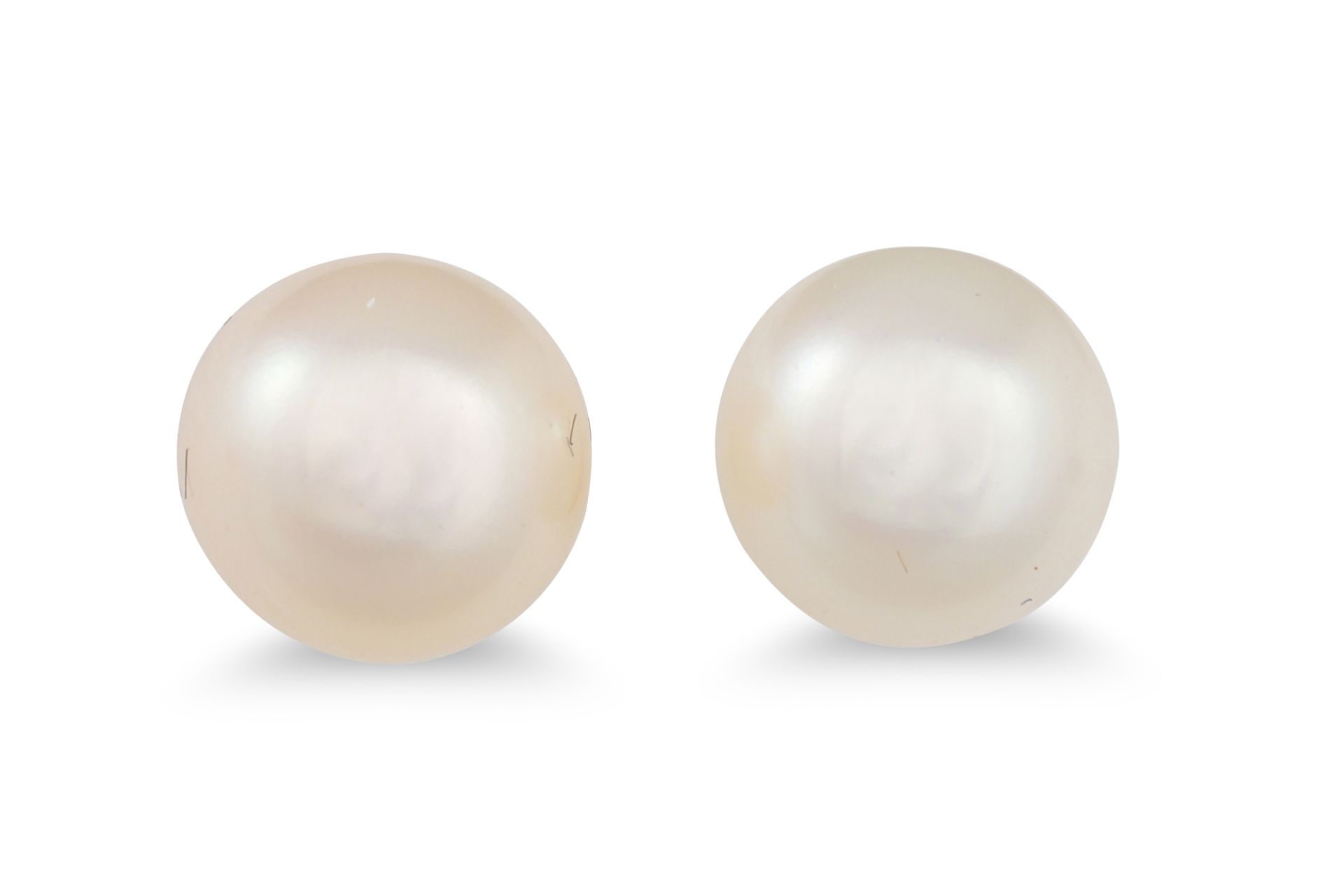 A PAIR OF CULTURED PEARL EARRINGS, cream tones to 9ct gold mounts