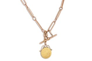 AN ANTIQUE 9CT ROSE GOLD TROMBONE LINK ALBERT CHAIN, with T-bar & George V gold sovereign pendant (