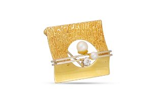 A VINTAGE DIAMOND AND CULTURED PEARL SET BROOCH, mounted in 18ct gold with part bark and polished