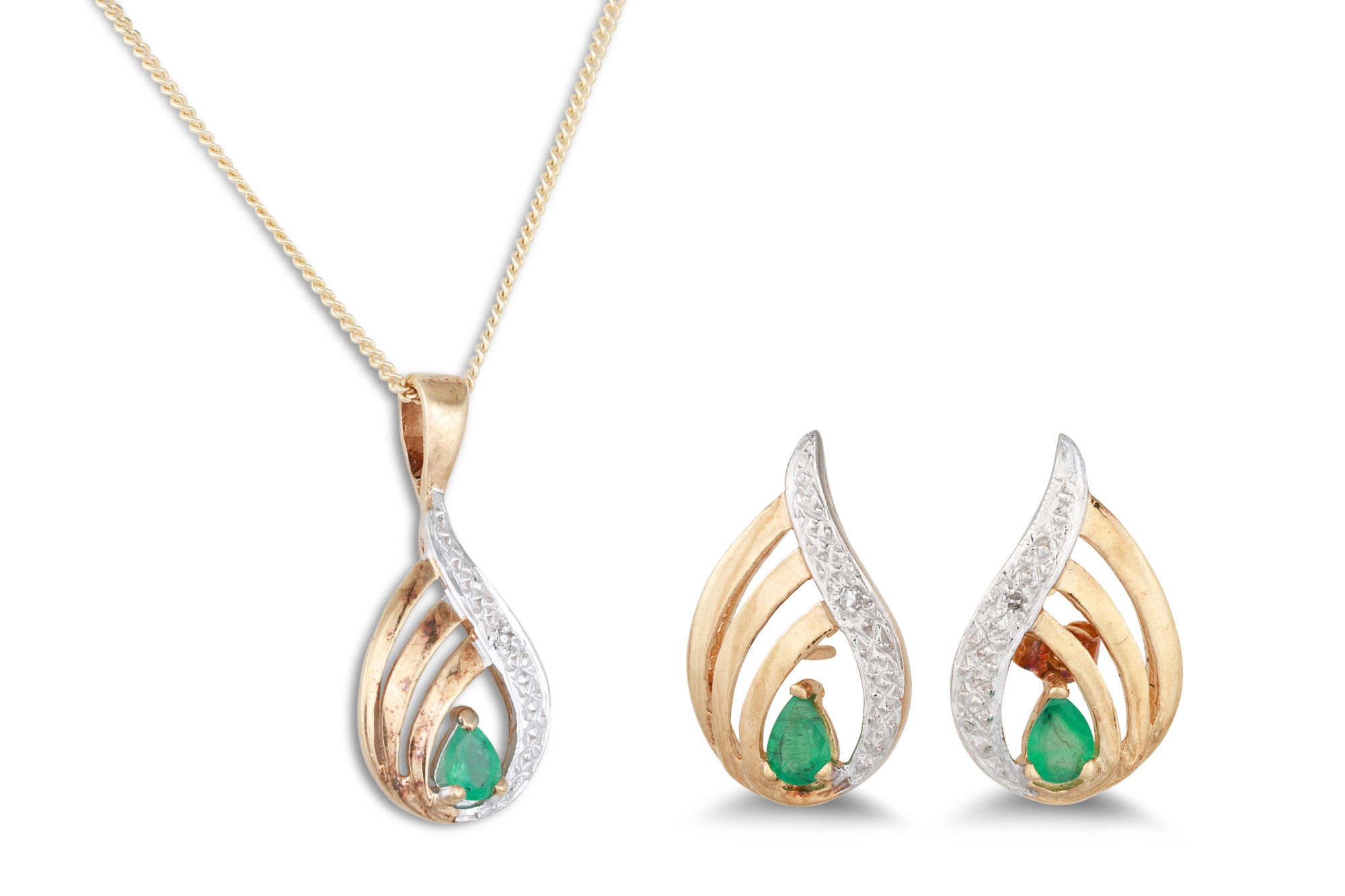 AN EMERALD AND DIAMOND CLUSTER PENDANT, pear shaped, mounted in yellow gold, on a gold chain,