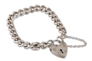 A STERLING SILVER (.925) CURB LINK BRACELET, together with a padlock clasp, 31.9 g.