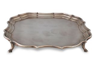 AN EDWARDIAN HEAVY SILVER CARD TRAY, of shaped form, Chester, by Barking Bros. 440 g.