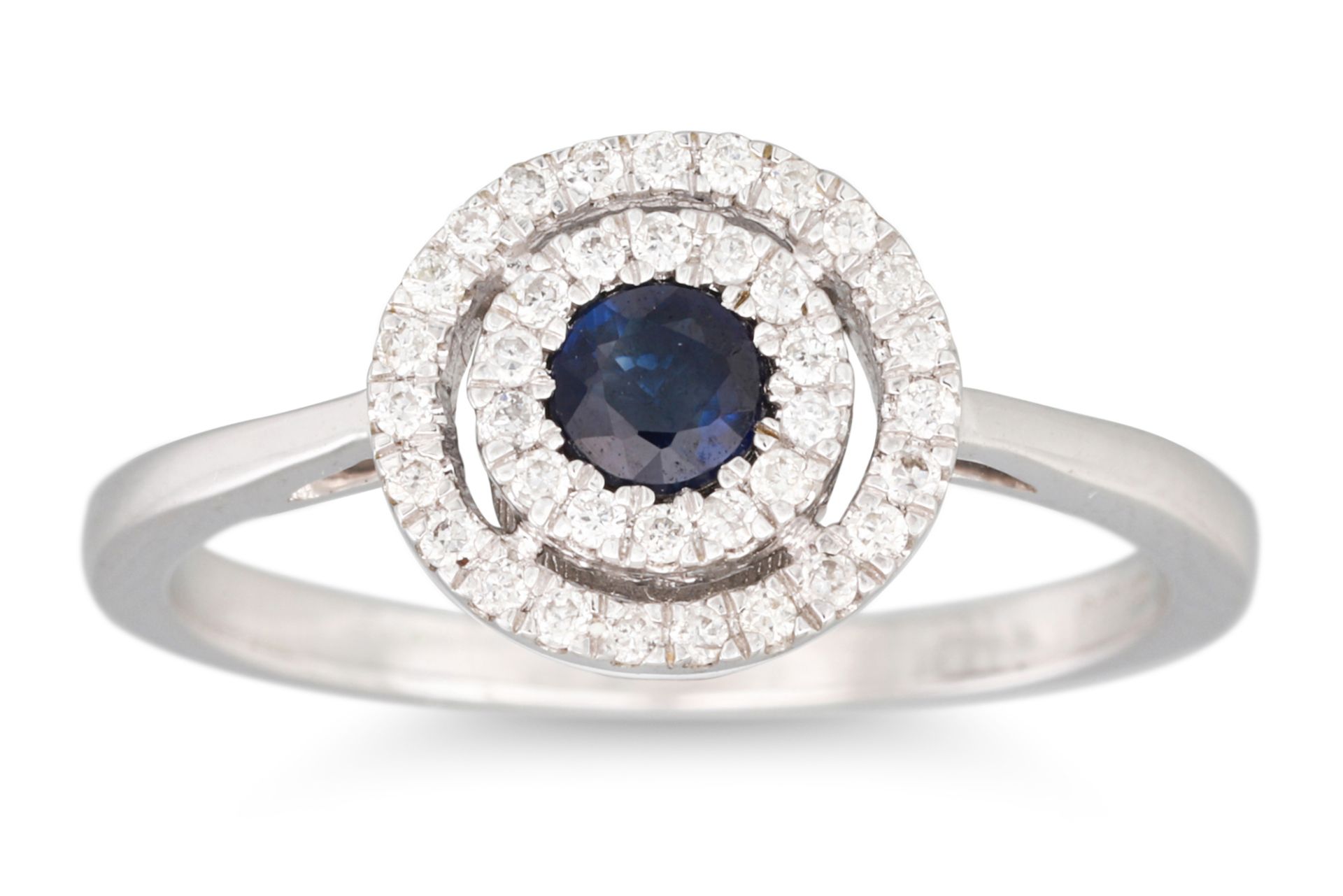 A DIAMOND AND SAPPHIRE TARGET RING, mounted in white gold, size K